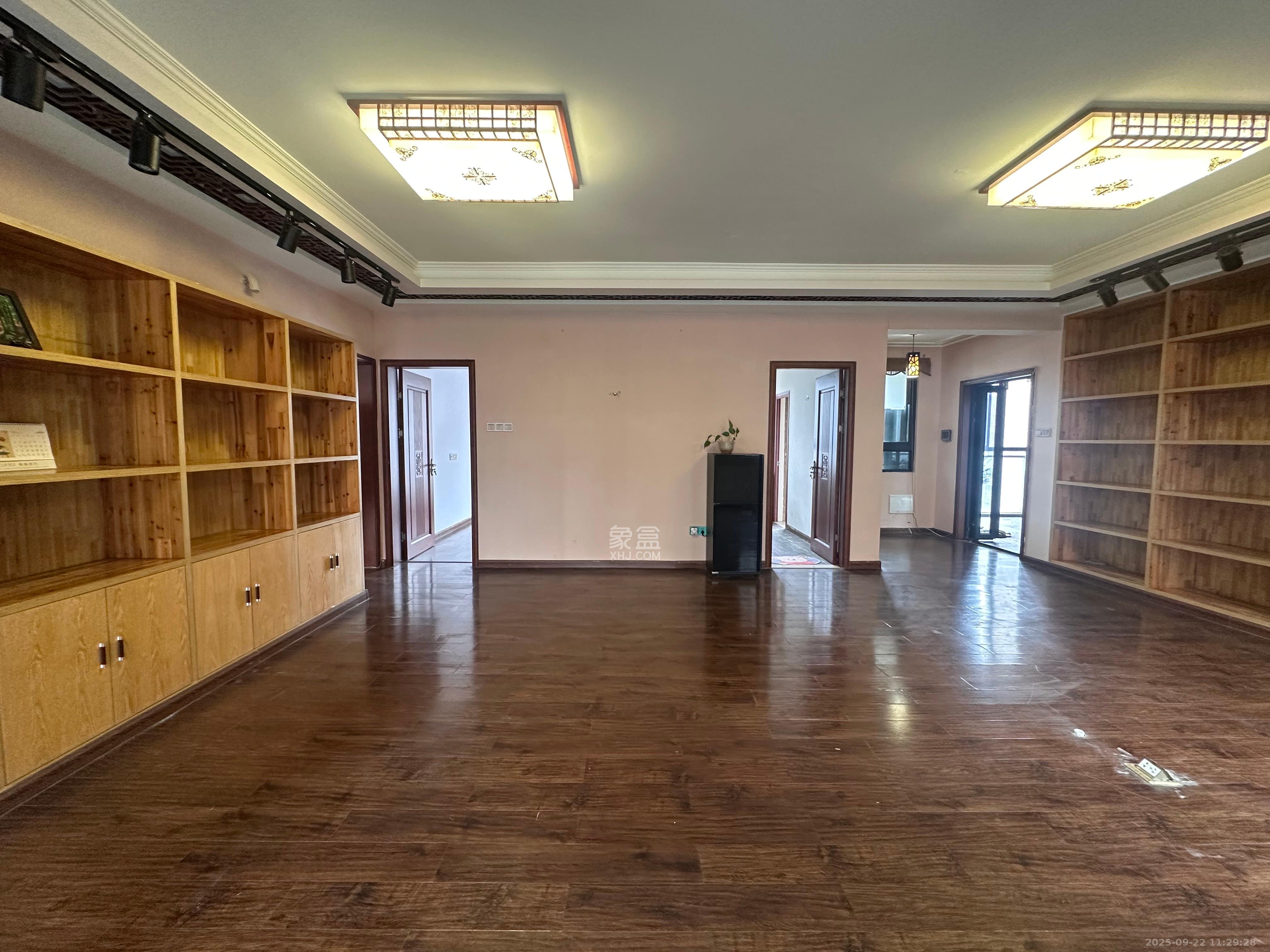 藏珑湖上国际花园 3室2厅2卫 4000.0元/月 藏珑湖上国际花园 3室2厅2卫 4000.0元/月室内图