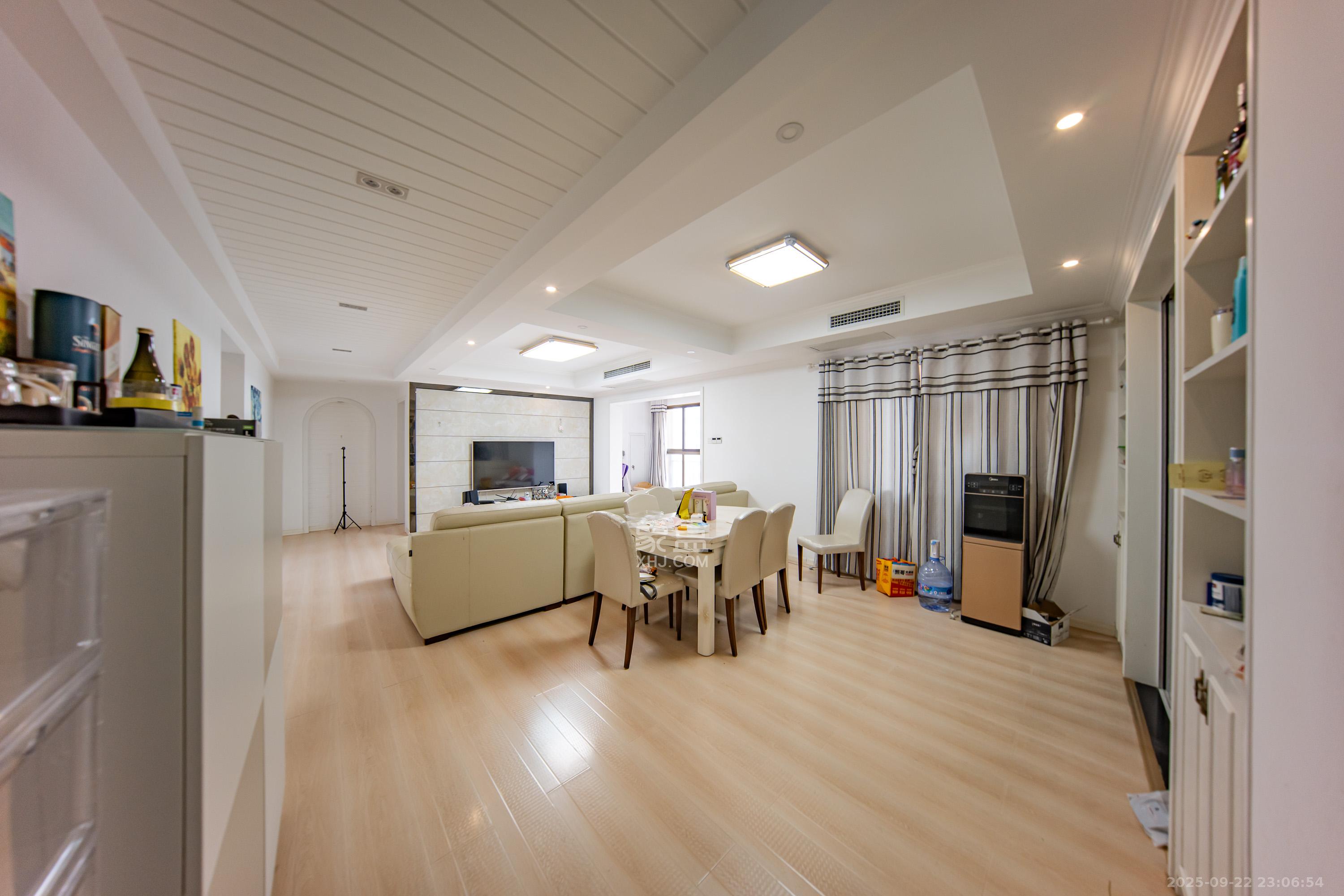 米兰春天 4室2厅2卫 85.0万 米兰春天 4室2厅2卫 85.0万客厅