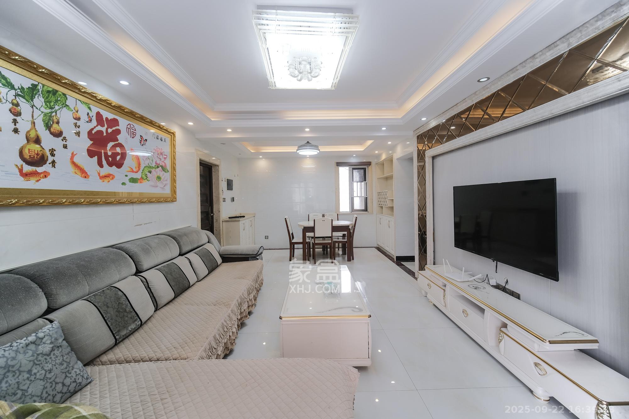 保利香槟国际 3室2厅2卫 76.0万 保利香槟国际 3室2厅2卫 76.0万客厅