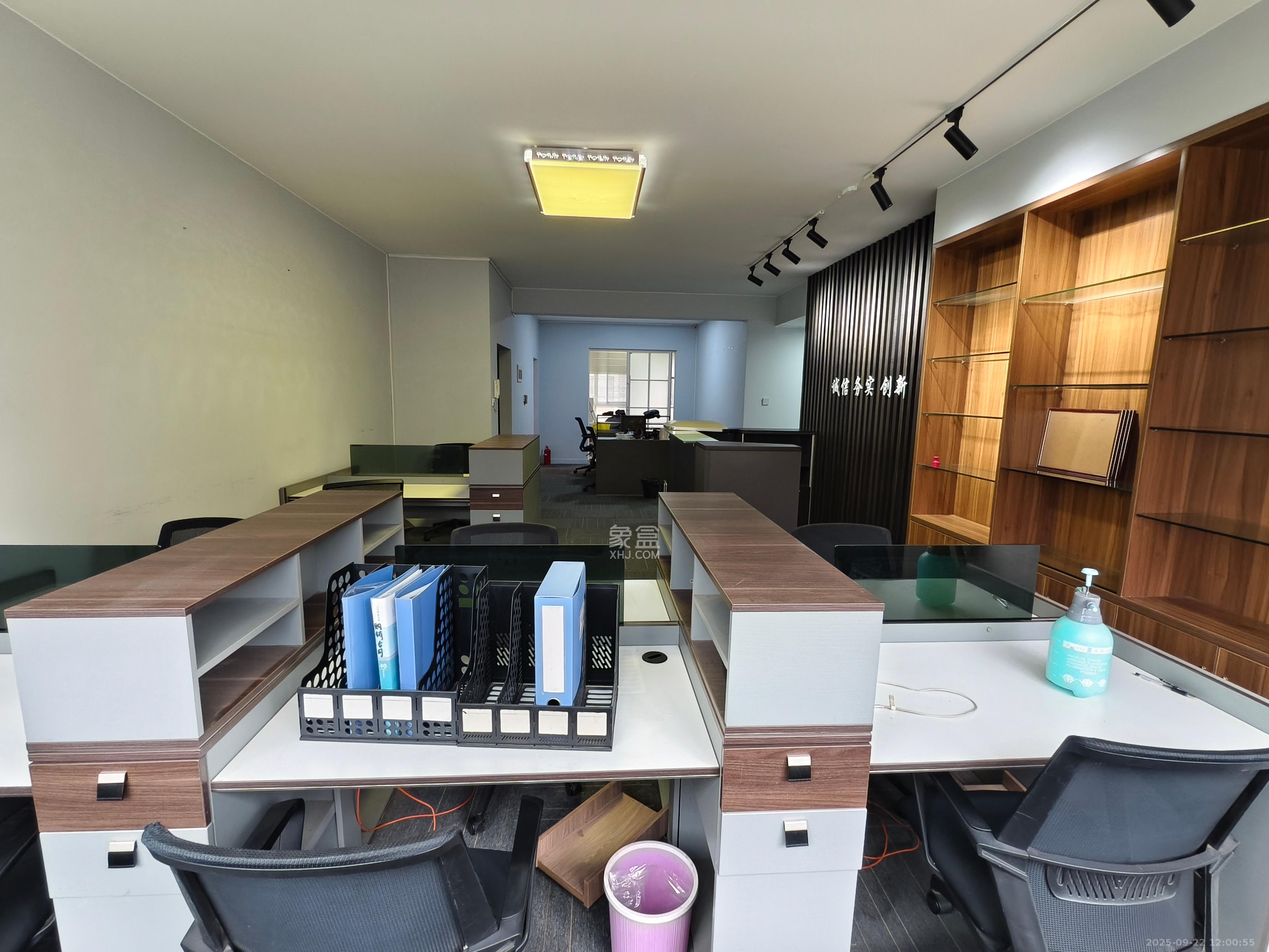 湘林家园(湘林小区电梯房) 4室2厅2卫 4200.0元/月 湘林家园(湘林小区电梯房) 4室2厅2卫 4200.0元/月室内图