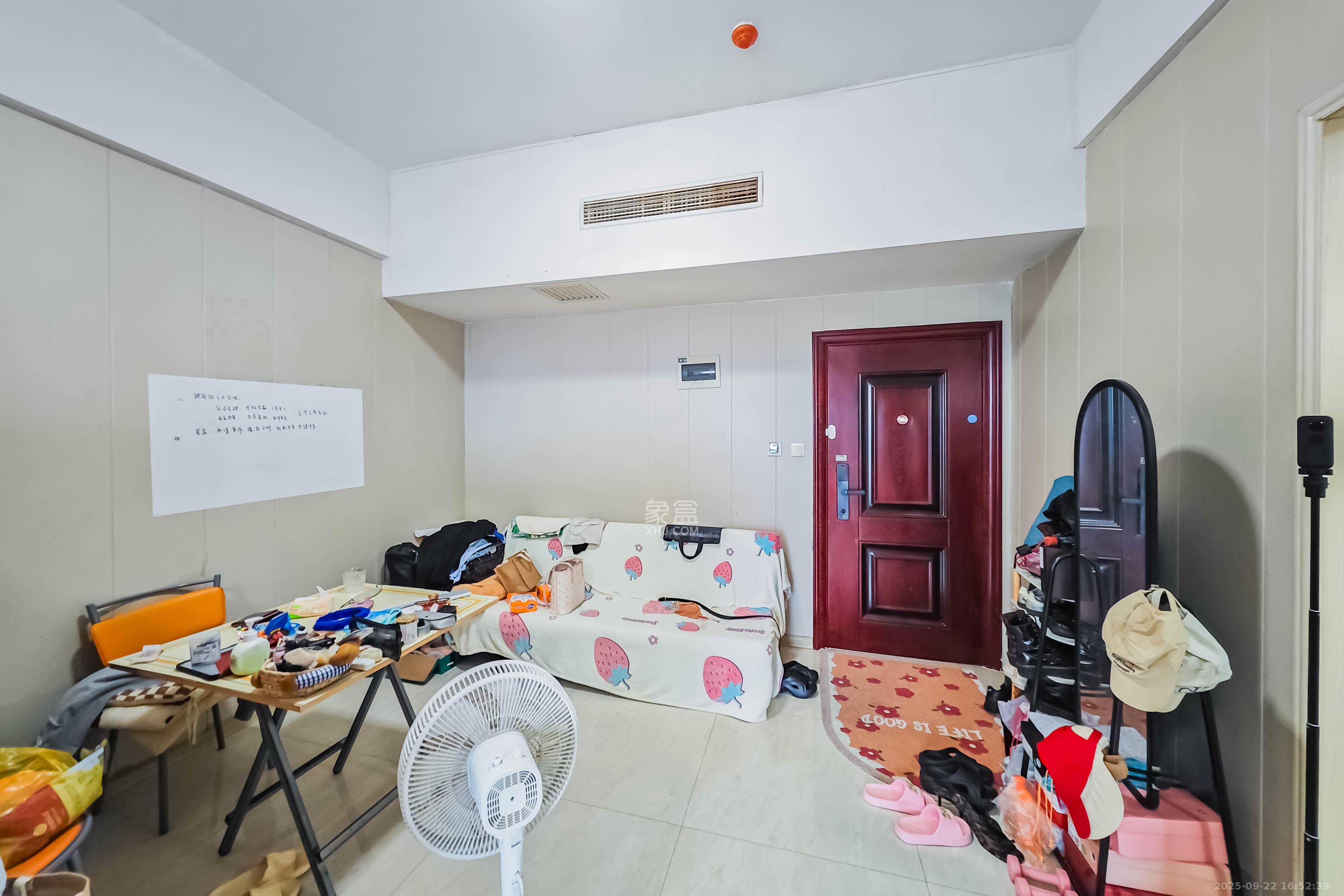 万坤图财富广场  1室1厅1卫    37.0万客厅