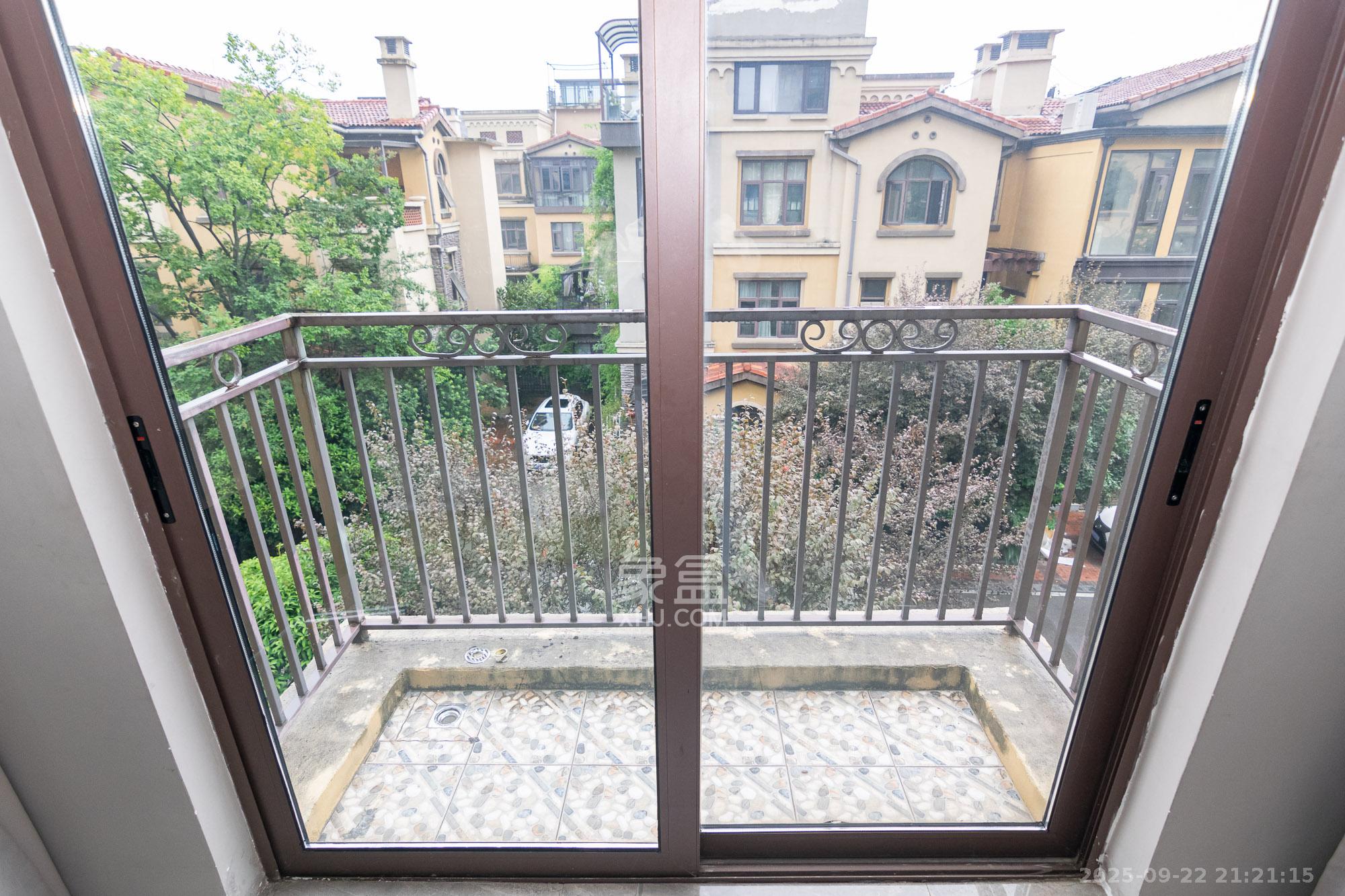 金地三千府(金地湖山樾、金地自在城)  4室2厅2卫    350.0万 金地三千府(金地湖山樾、金地自在城)  4室2厅2卫    350.0万卧室