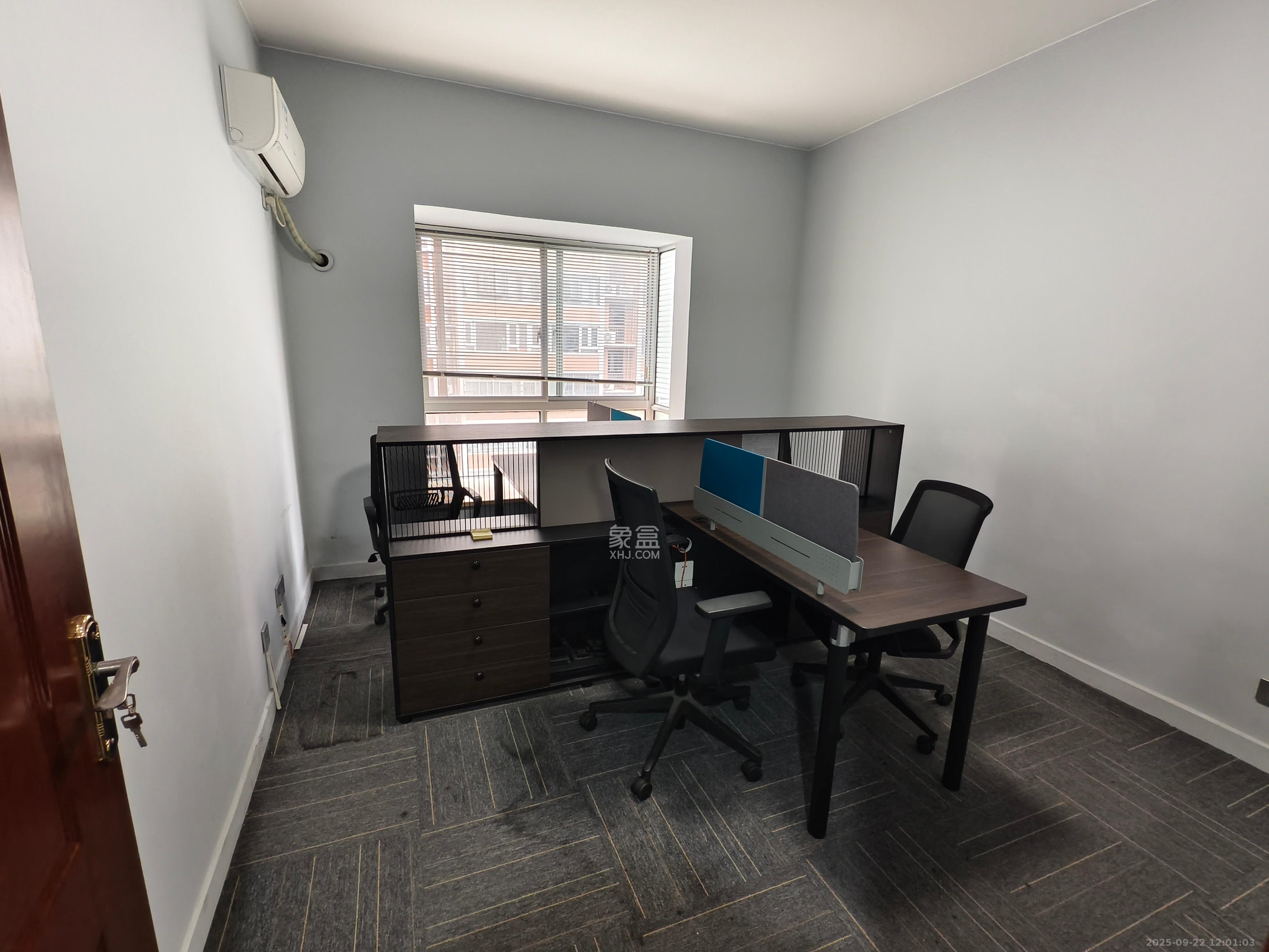 湘林家园(湘林小区电梯房) 4室2厅2卫 4200.0元/月 湘林家园(湘林小区电梯房) 4室2厅2卫 4200.0元/月室内图