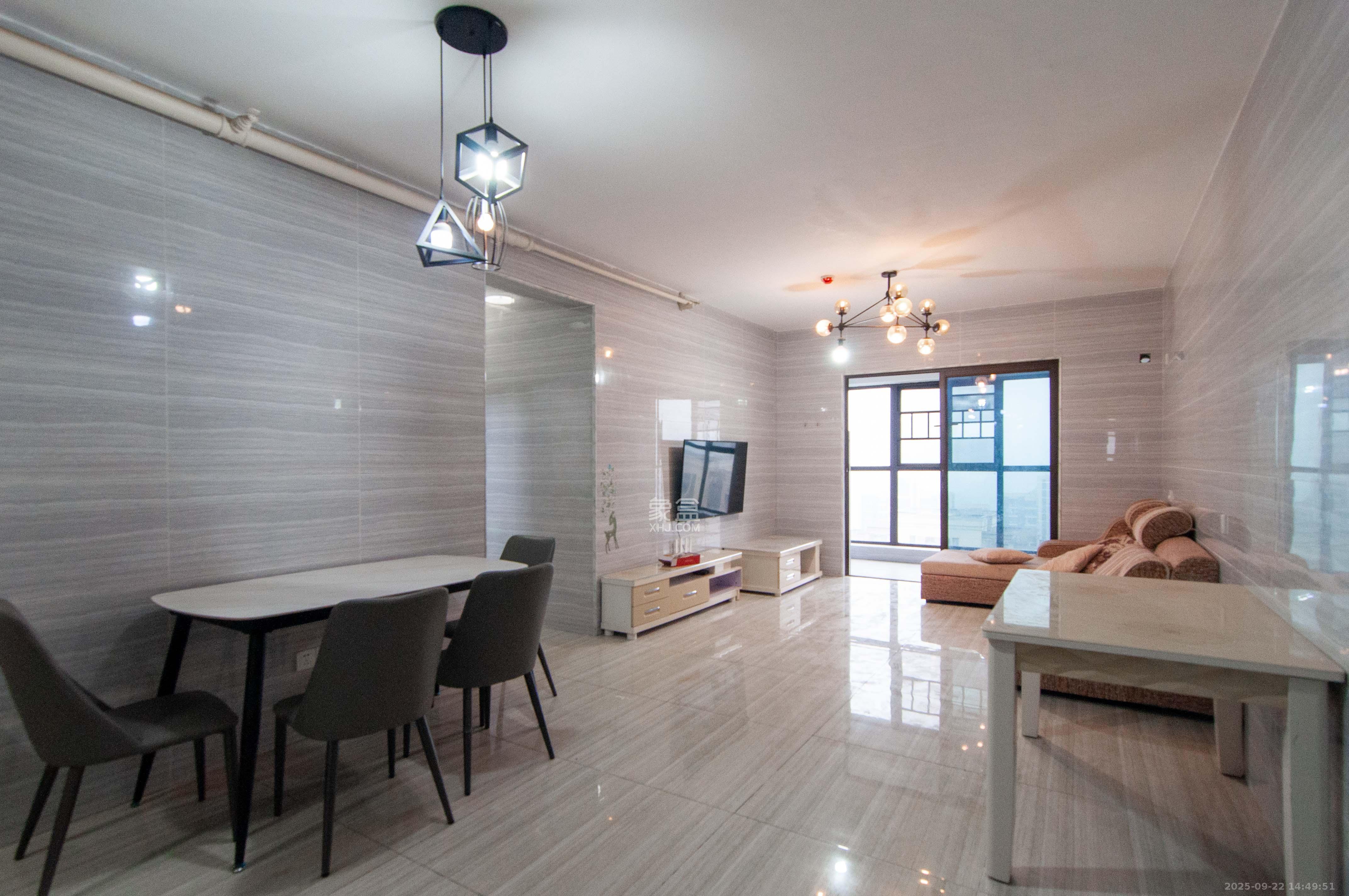 卓越浅水湾  3室2厅2卫    105.0万客厅