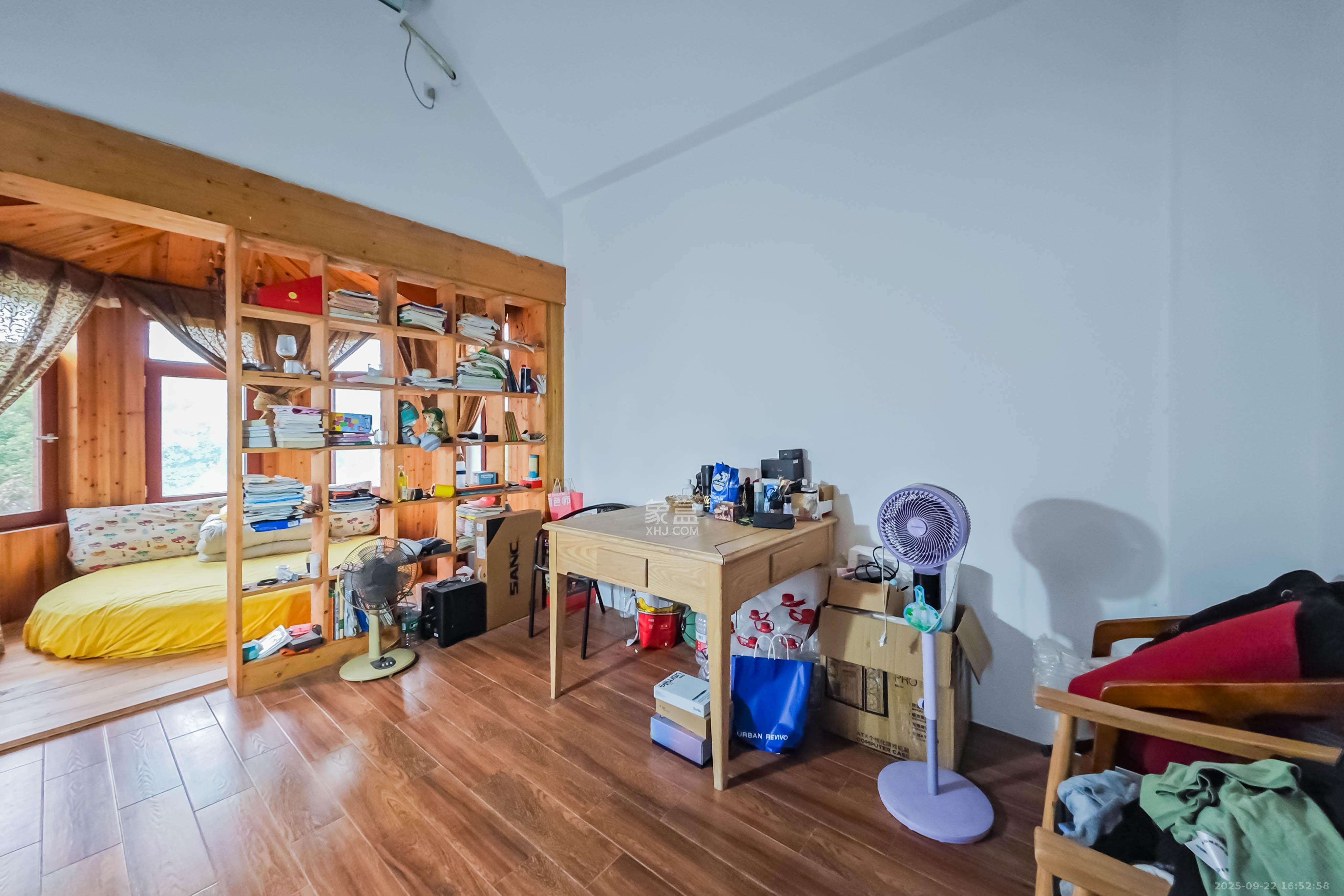 吉联小区(红墅湾) 6室2厅6卫 680.0万 吉联小区(红墅湾) 6室2厅6卫 680.0万卧室