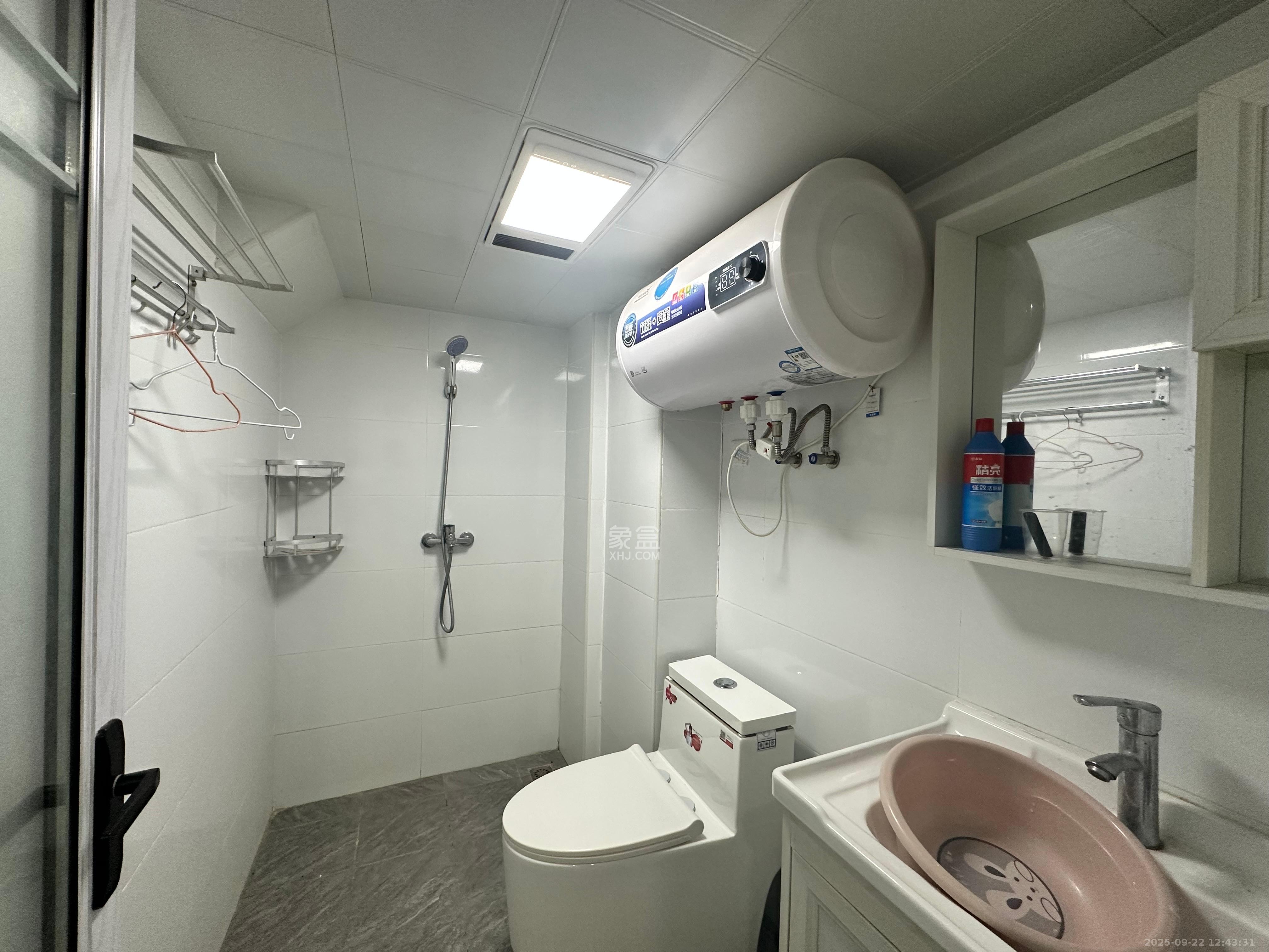 卓越中寰 2室1厅1卫 2200.0元/月 卓越中寰 2室1厅1卫 2200.0元/月室内图