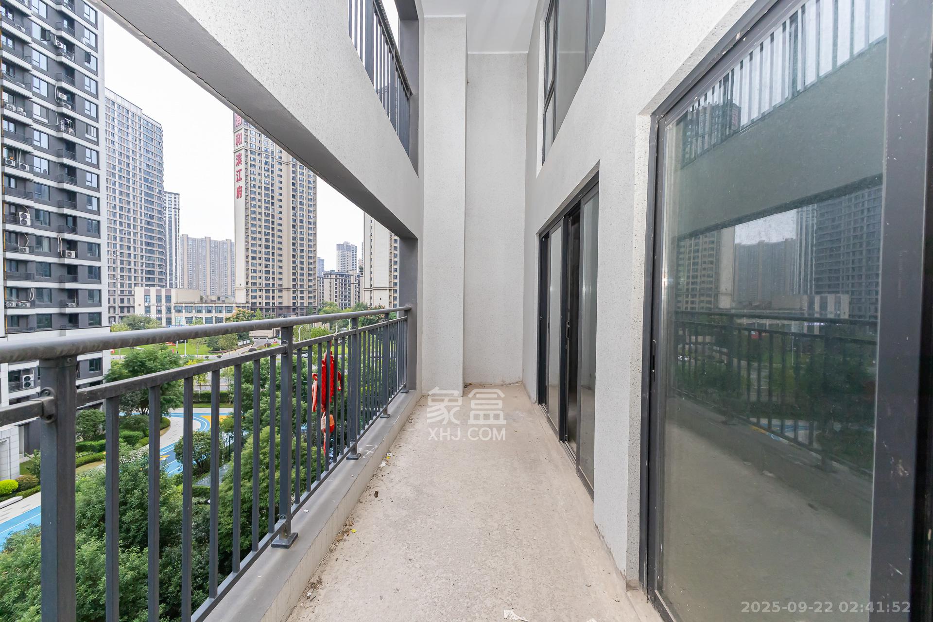 越秀湘江星汇城二期 5室2厅3卫 138.0万 越秀湘江星汇城二期 5室2厅3卫 138.0万阳台