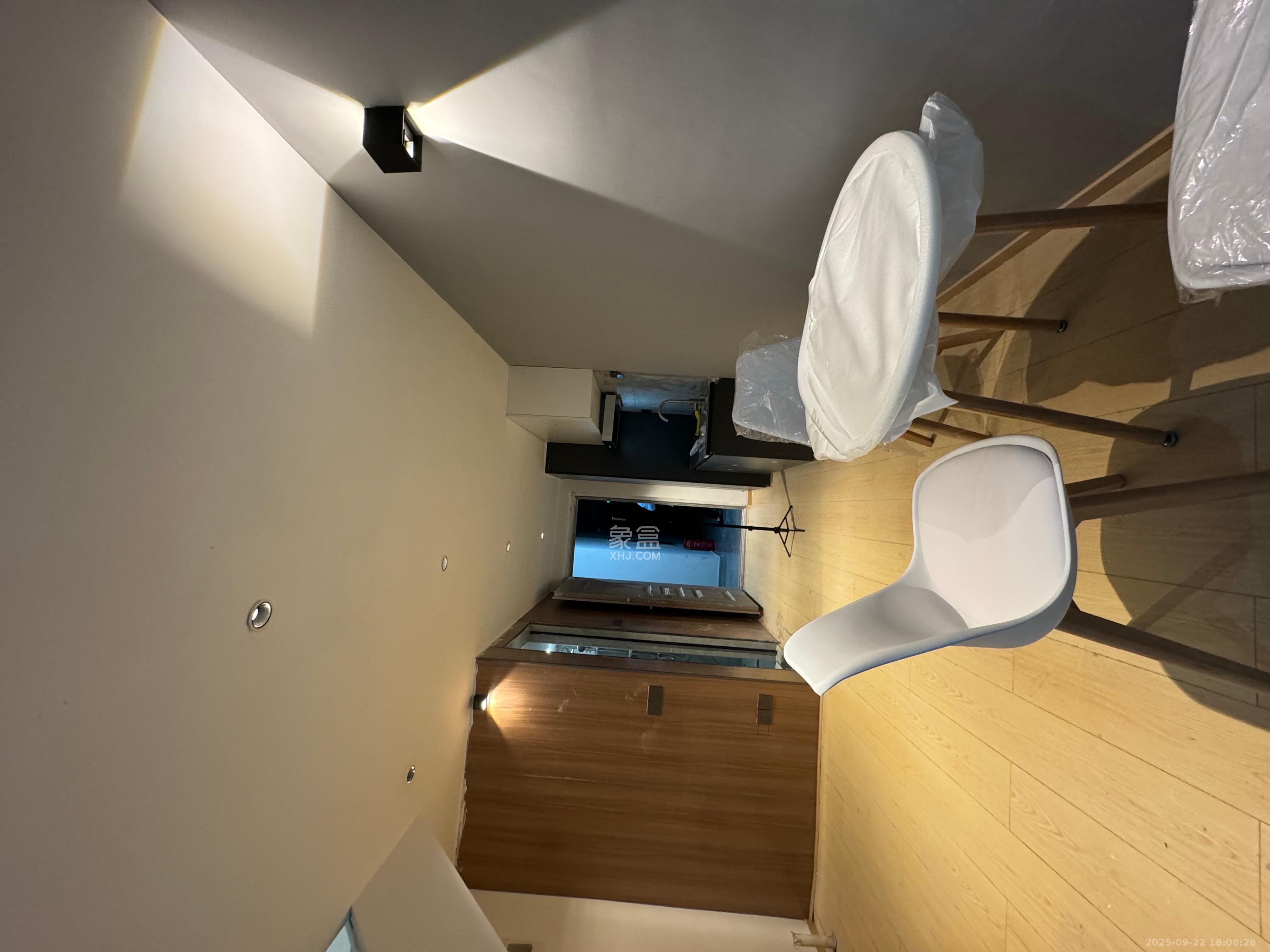 绿地商务广场  1室1厅1卫    1800.0元/月室内图