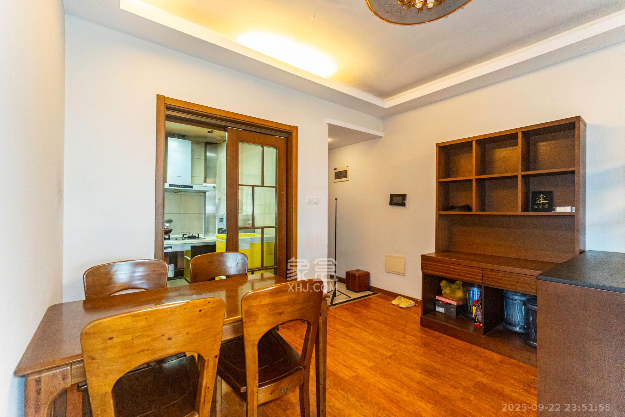 藏珑湖上国际花园  3室2厅2卫   138.00万客厅