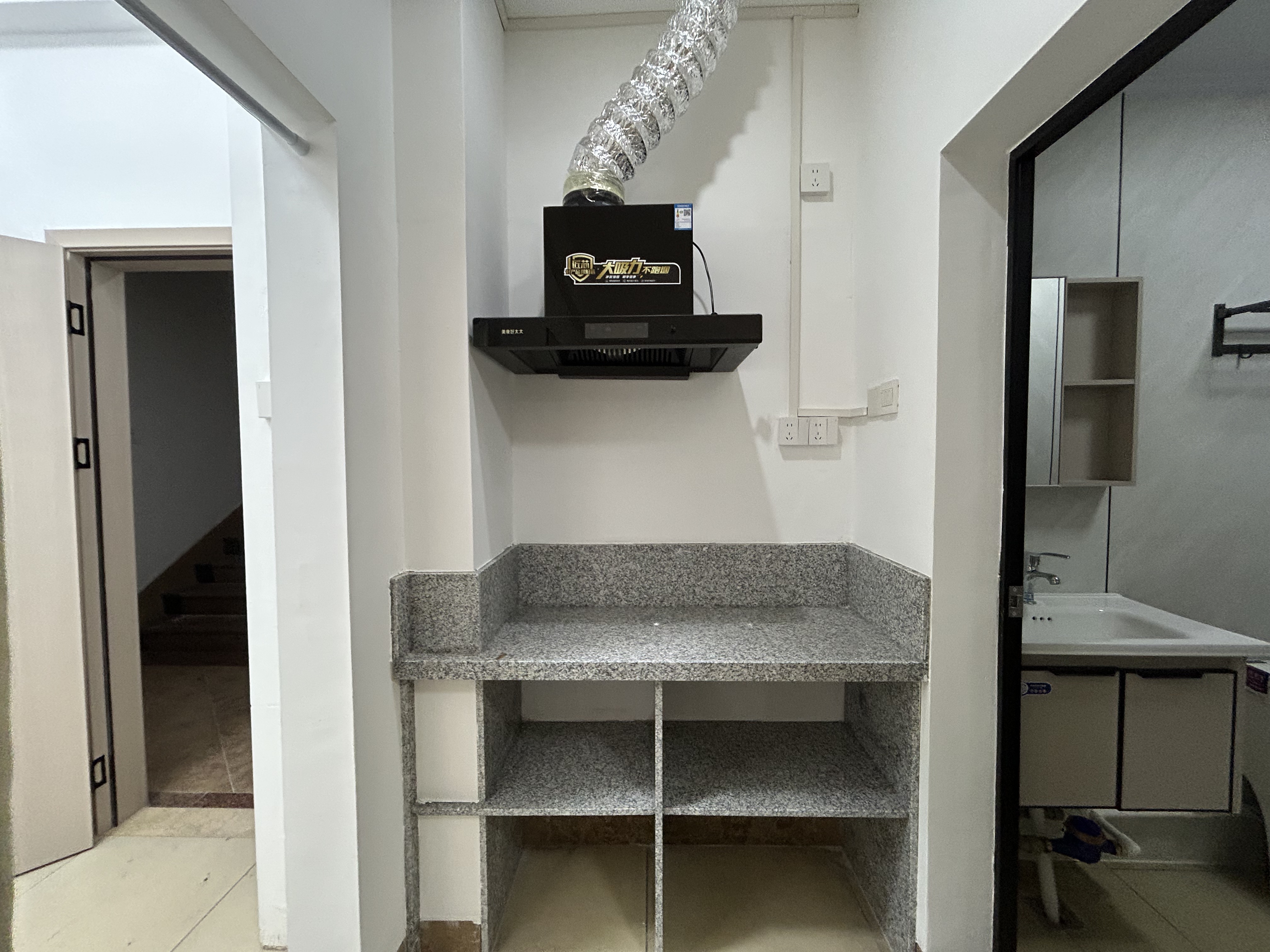 临轩阁公寓(龙湖）  1室1厅1卫    1200.0元/月室内图