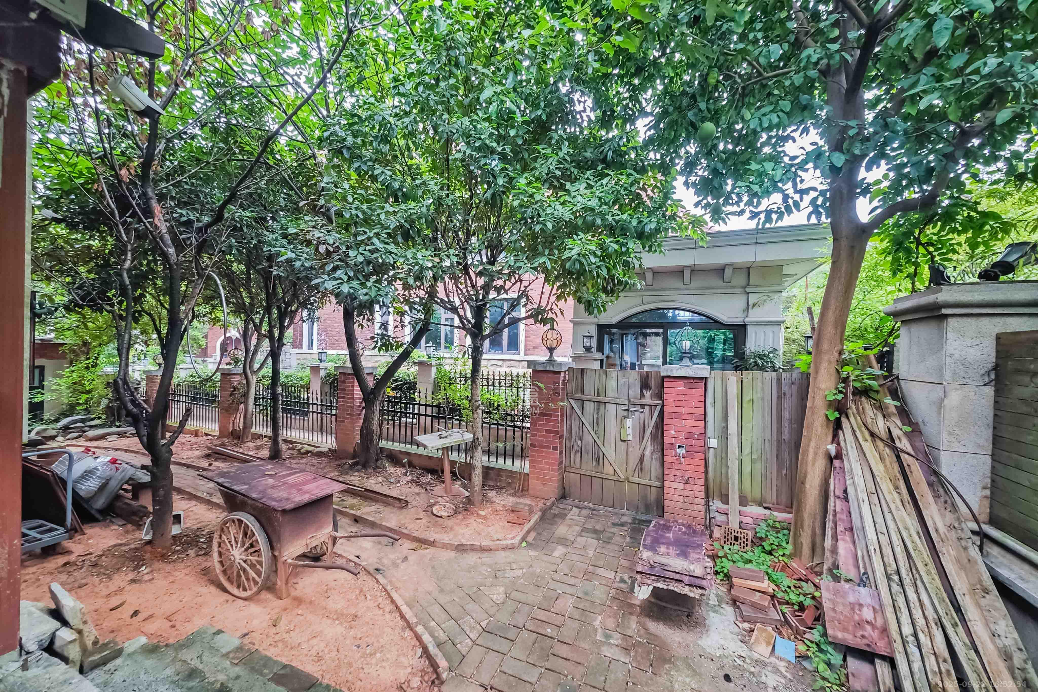 吉联小区(红墅湾) 6室2厅6卫 680.0万 吉联小区(红墅湾) 6室2厅6卫 680.0万其他