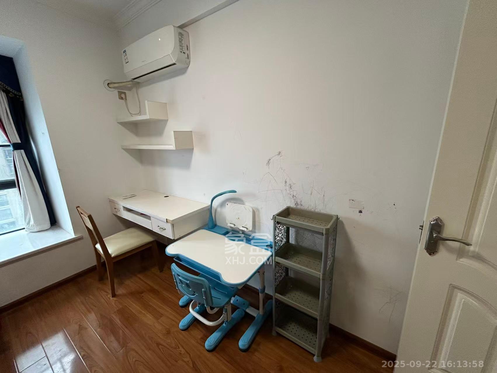 标志浪漫满屋（枫景公寓）  1室2厅1卫    2800.0元/月室内图