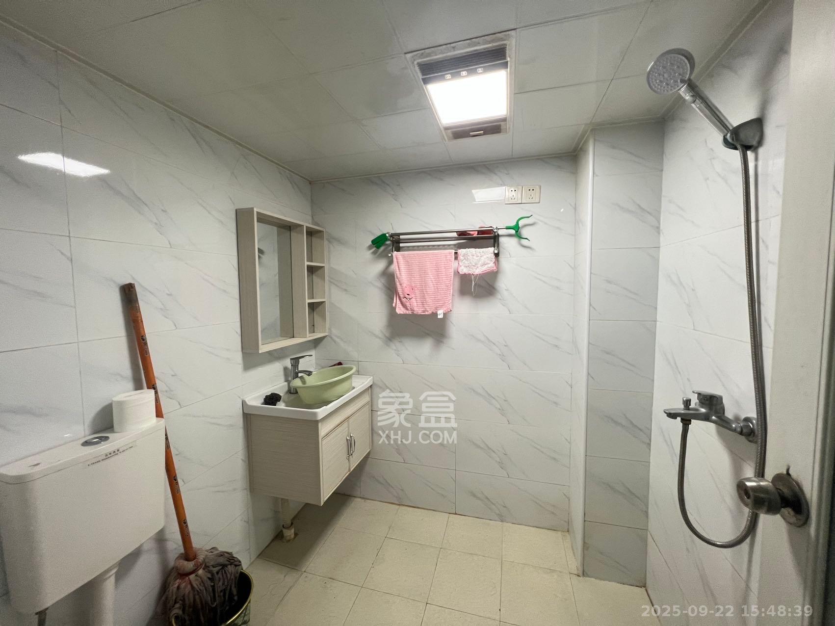 中南汽车世界 2室2厅1卫 1200.0元/月 中南汽车世界 2室2厅1卫 1200.0元/月室内图