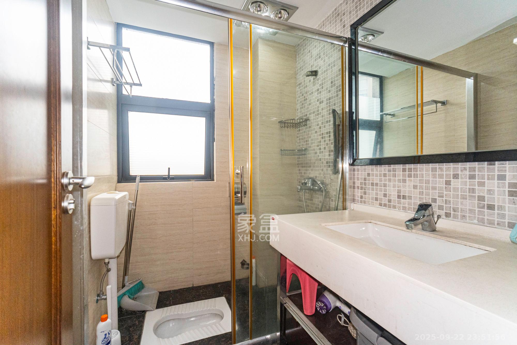 藏珑湖上国际花园  3室2厅2卫   138.00万卫生间