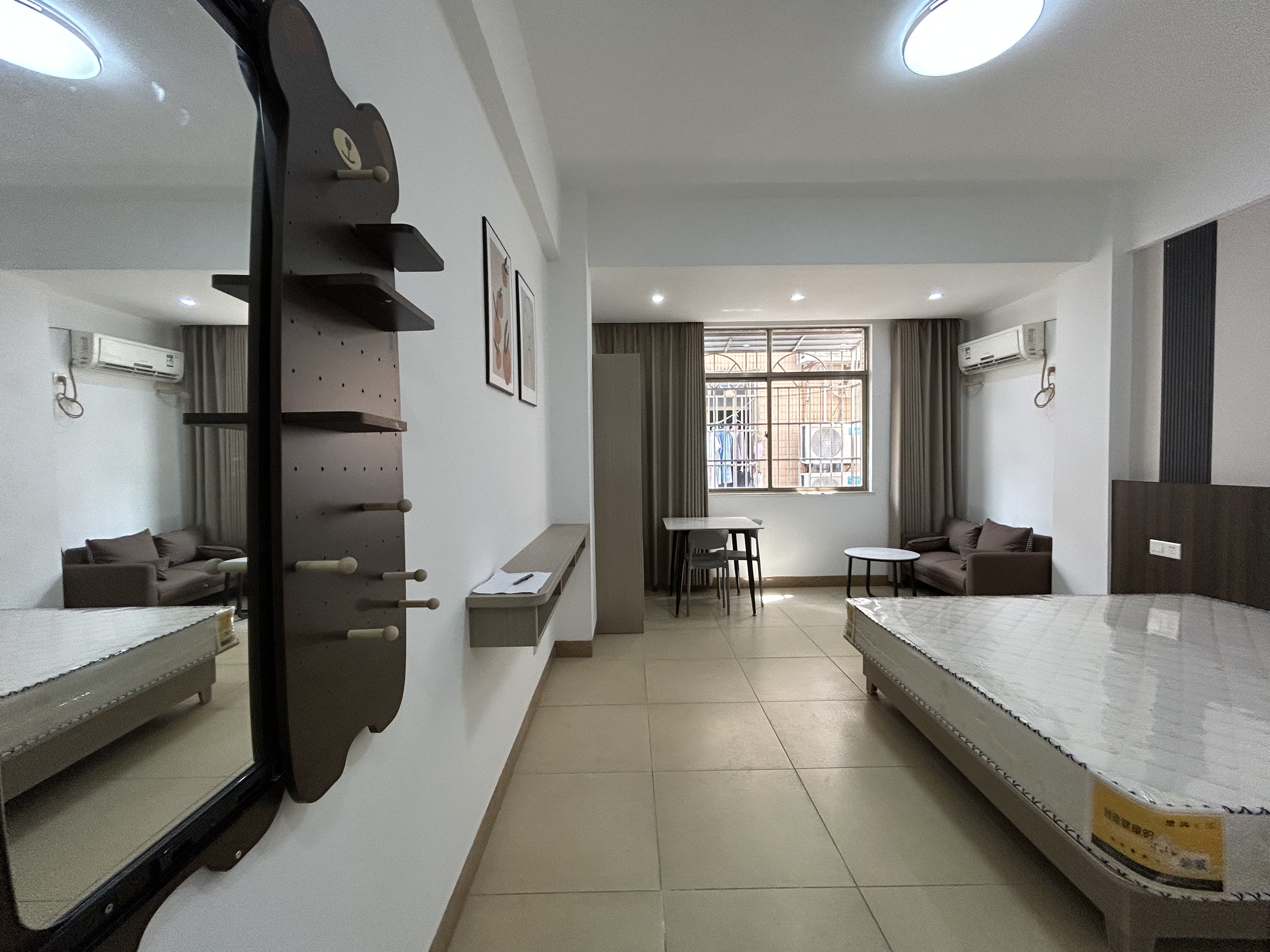 临轩阁公寓(龙湖)  1室0厅1卫    1200.0元/月 临轩阁公寓(龙湖)  1室0厅1卫    1200.0元/月室内图