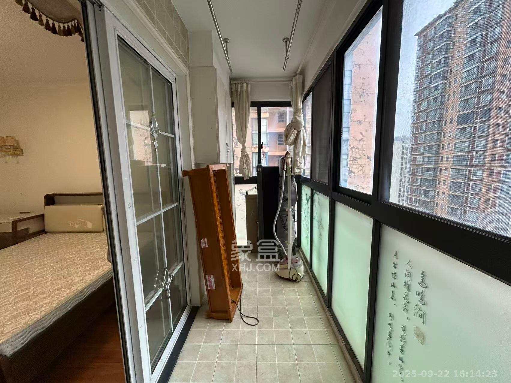 标志浪漫满屋（枫景公寓）  1室2厅1卫    2800.0元/月室内图