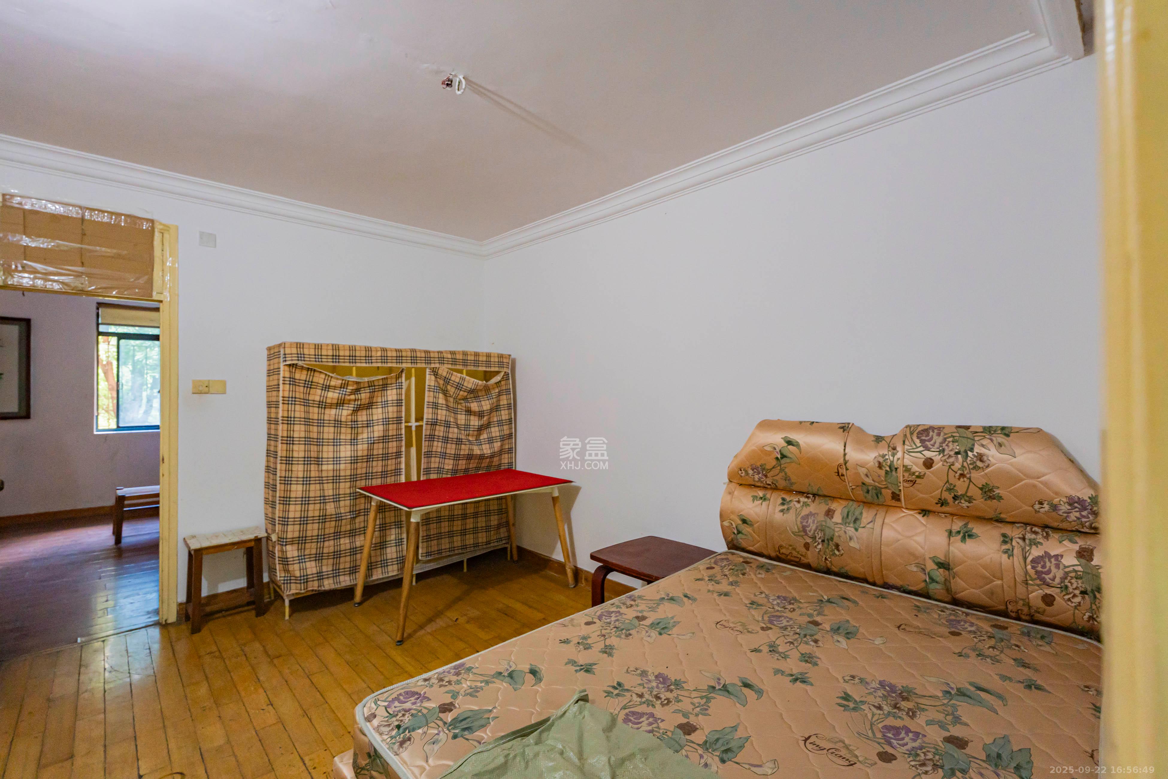 四方坪教师村  3室2厅1卫    52.0万卧室