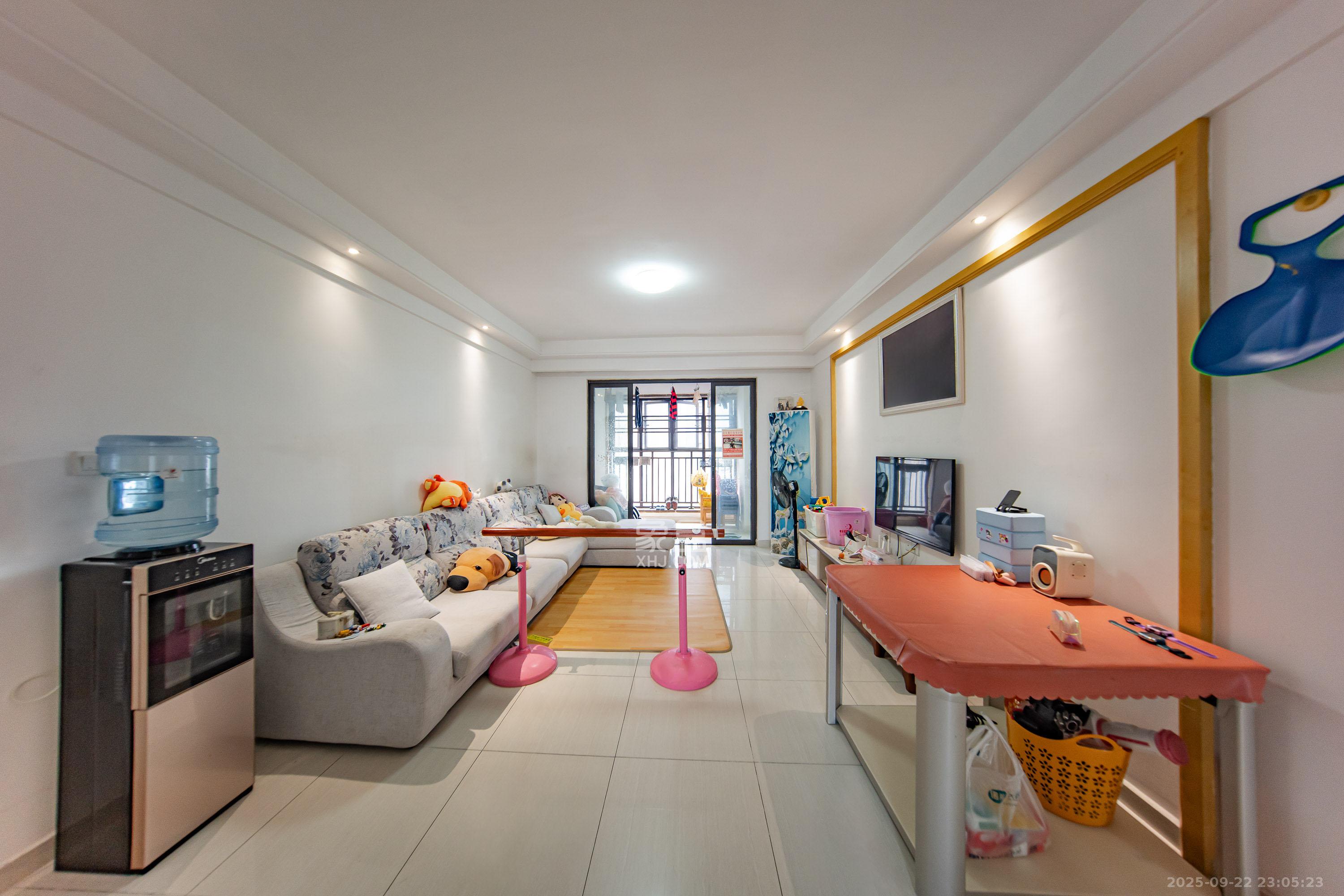 中海国际四期  3室2厅2卫    81.8万 中海国际四期  3室2厅2卫    81.8万客厅