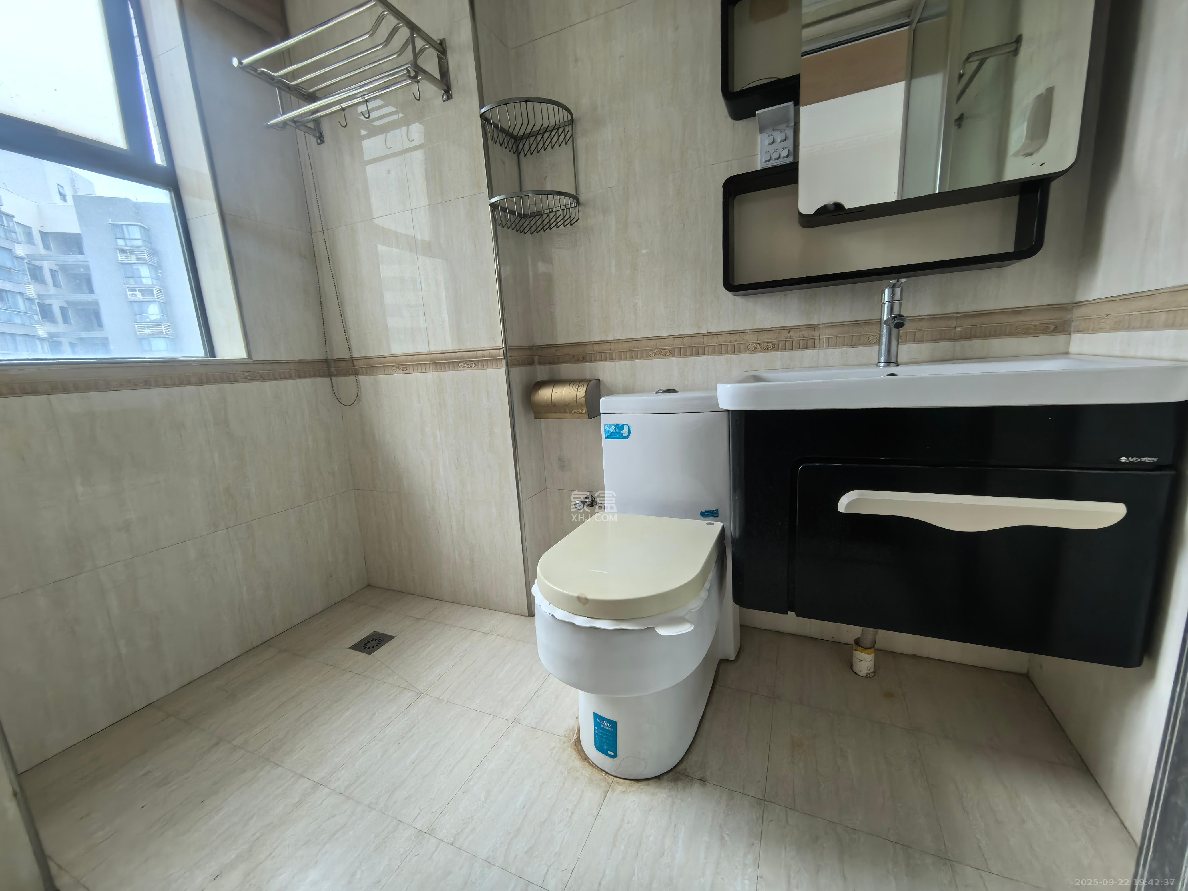 莱茵城 3室2厅1卫 2000.0元/月 莱茵城 3室2厅1卫 2000.0元/月室内图