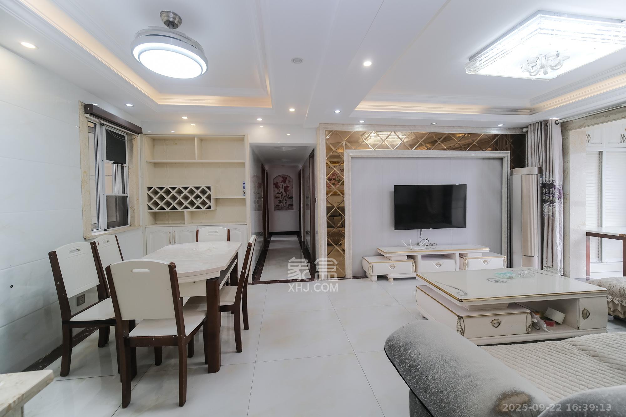 保利香槟国际 3室2厅2卫 76.0万 保利香槟国际 3室2厅2卫 76.0万客厅