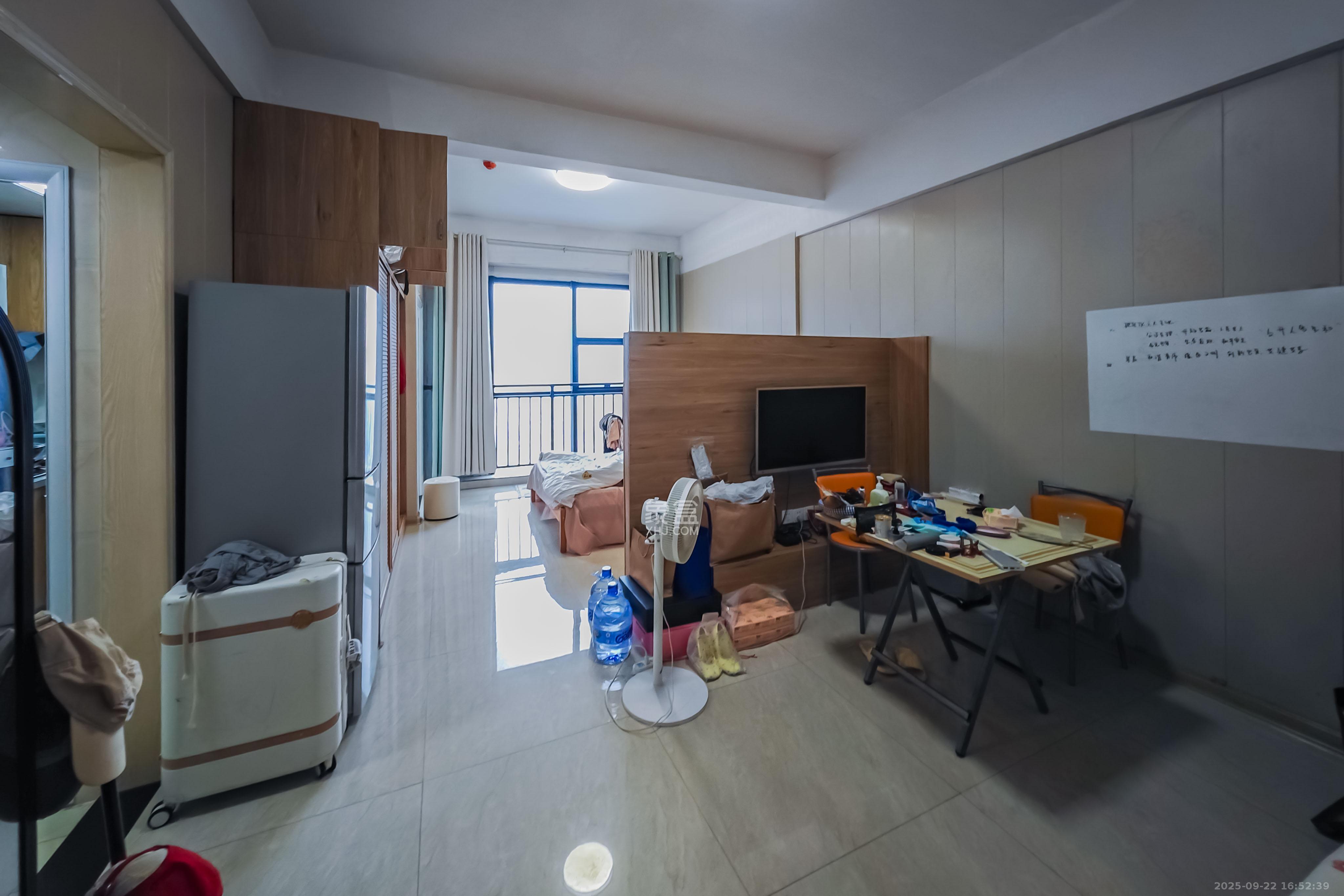 万坤图财富广场  1室1厅1卫    37.0万客厅