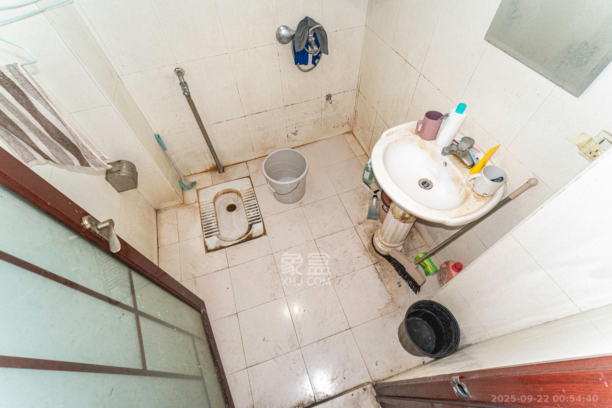 中南汽车世界  3室2厅2卫    38.8万卫生间