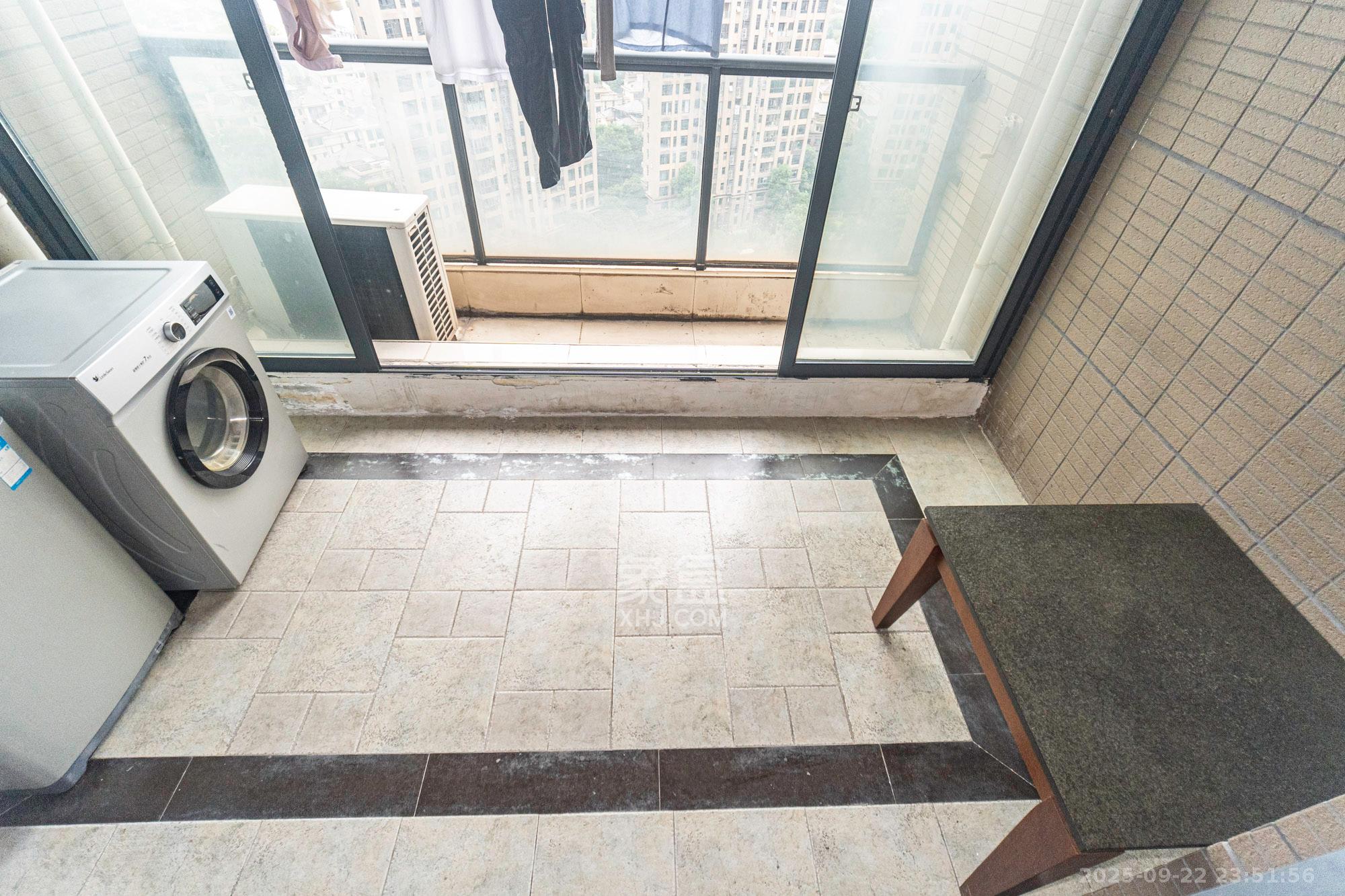 藏珑湖上国际花园  3室2厅2卫   138.00万阳台