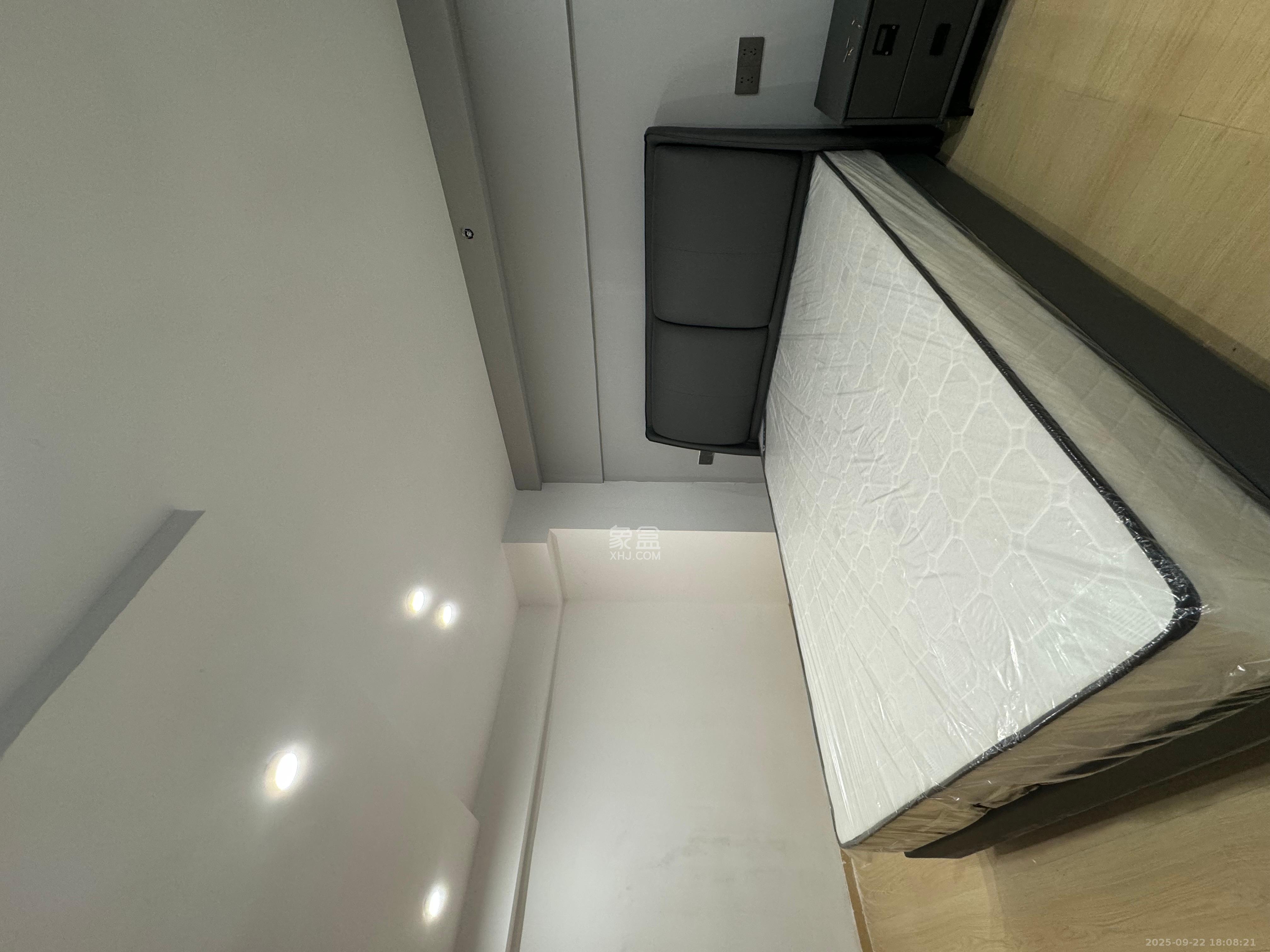 绿地商务广场  1室1厅1卫    1800.0元/月室内图