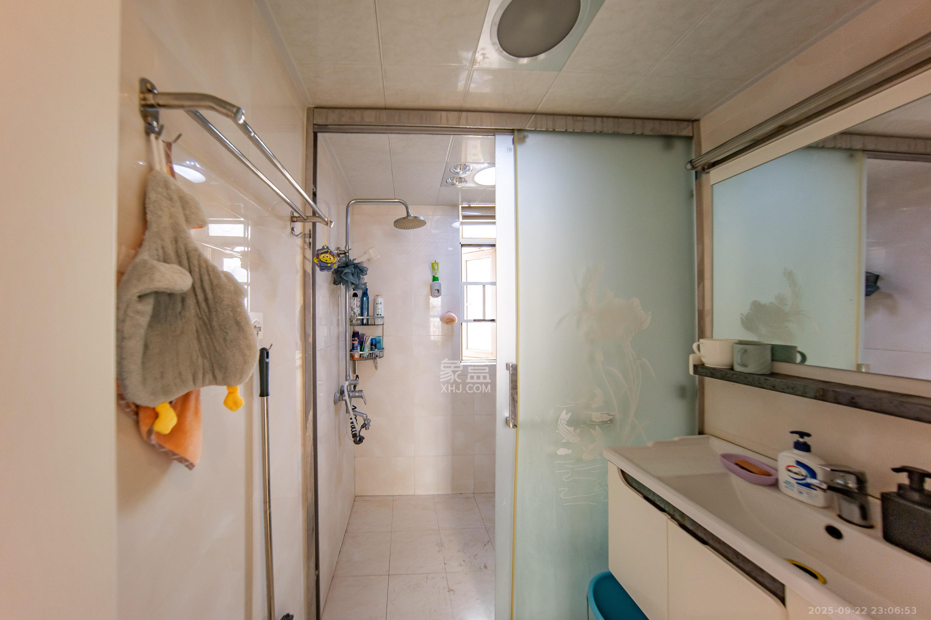 米兰春天 4室2厅2卫 85.0万 米兰春天 4室2厅2卫 85.0万卫生间