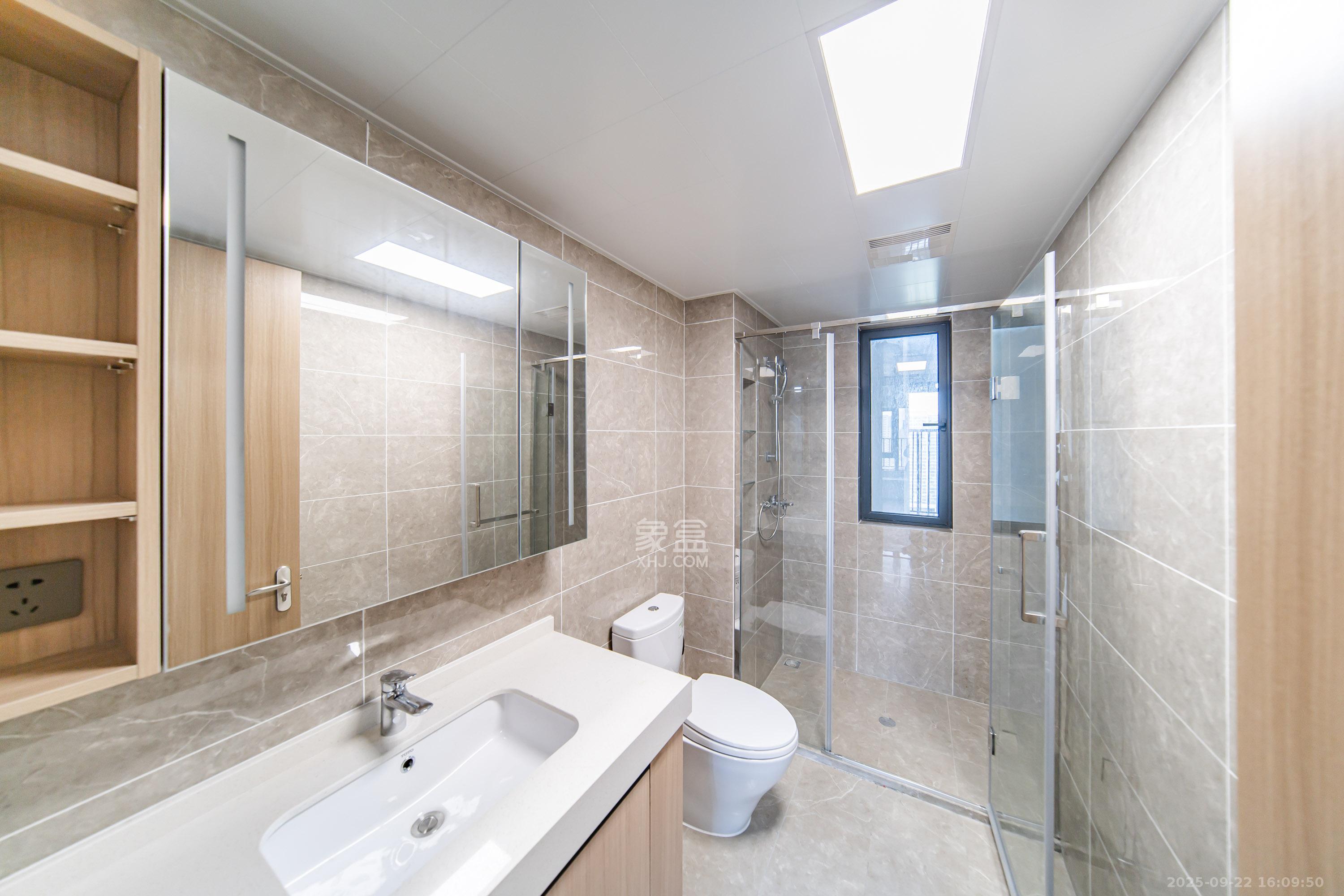 华润凯旋门二期 3室2厅2卫 160.0万 华润凯旋门二期 3室2厅2卫 160.0万卫生间