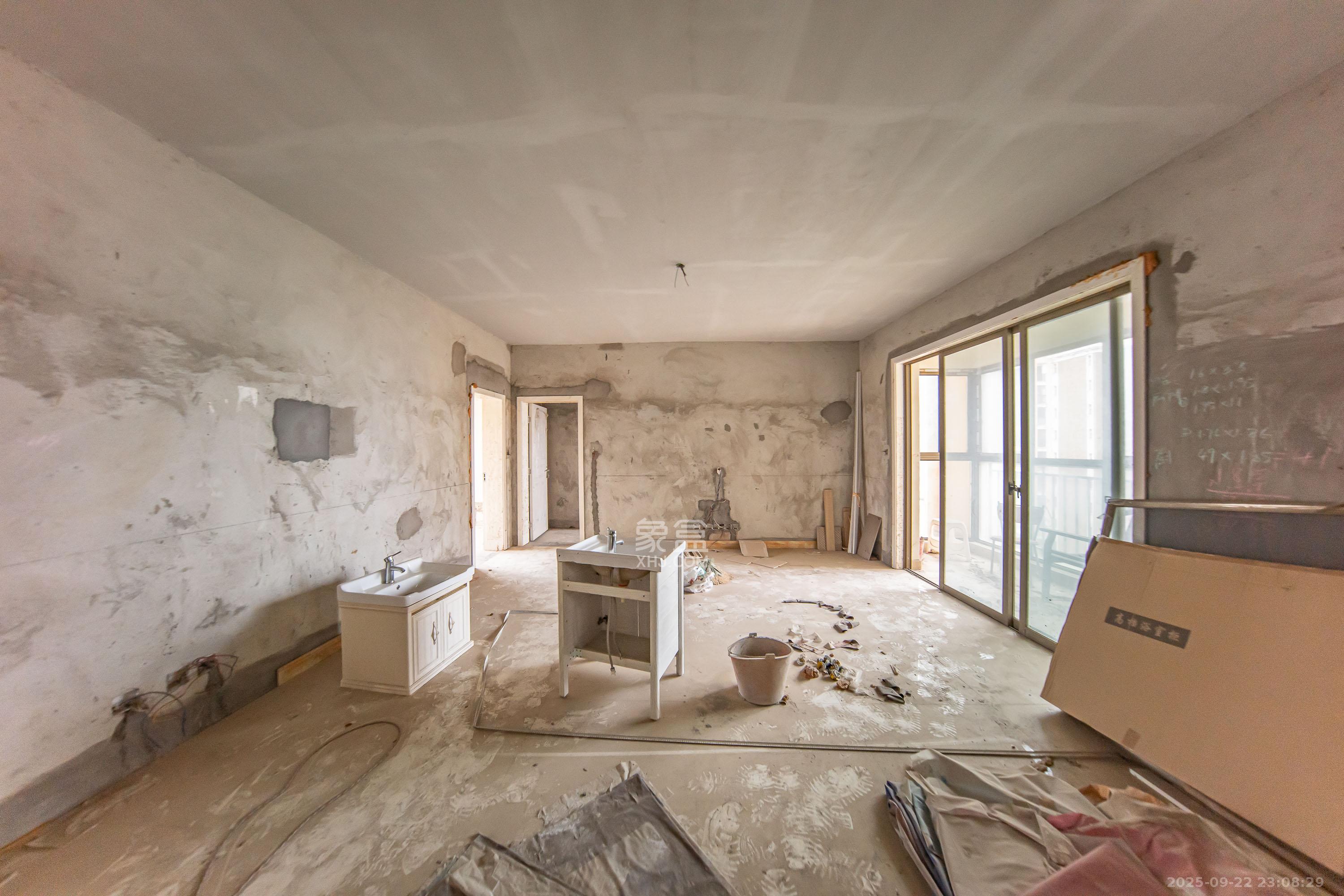 米兰春天 4室2厅2卫 69.8万 米兰春天 4室2厅2卫 69.8万客厅