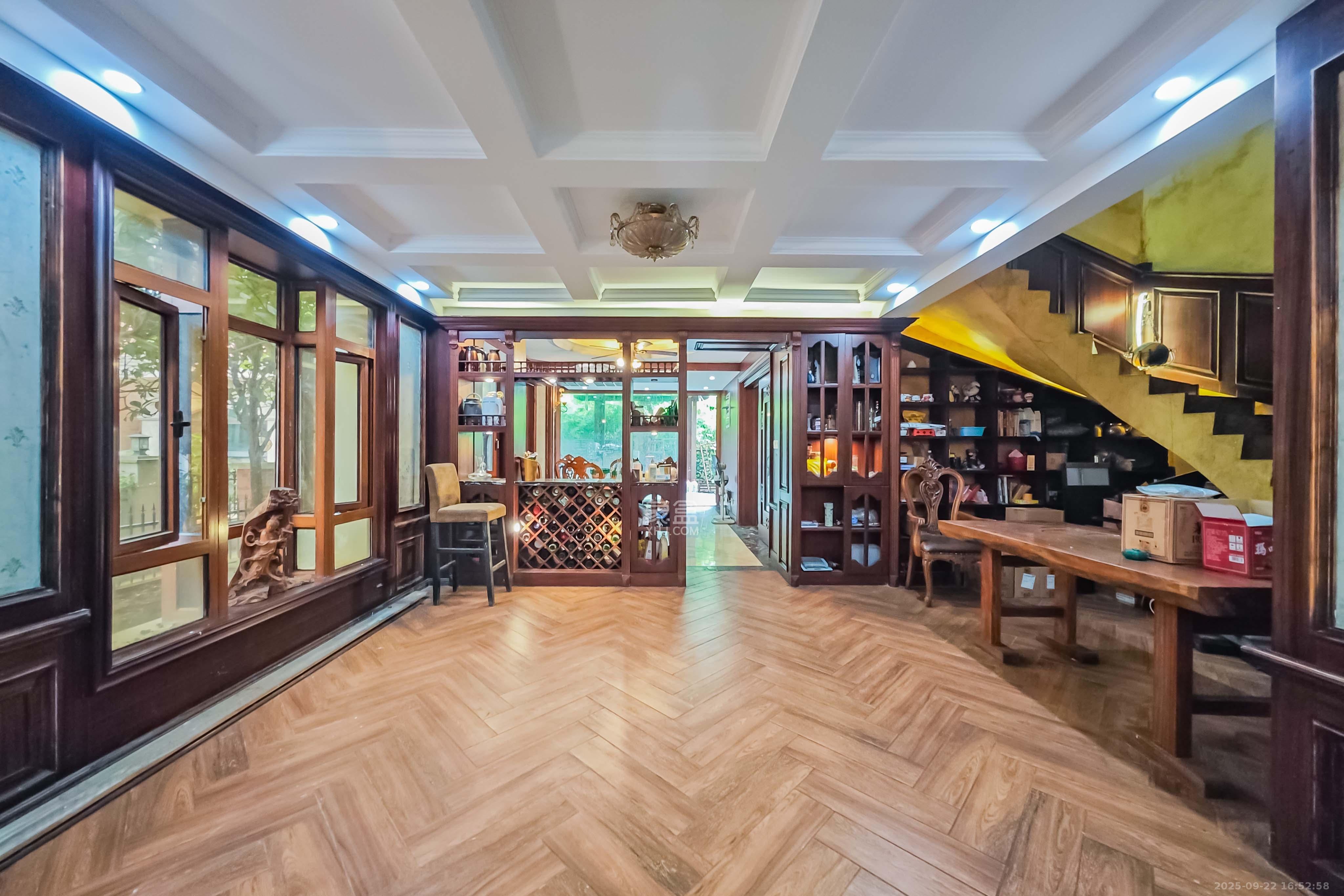 吉联小区(红墅湾) 6室2厅6卫 680.0万 吉联小区(红墅湾) 6室2厅6卫 680.0万客厅