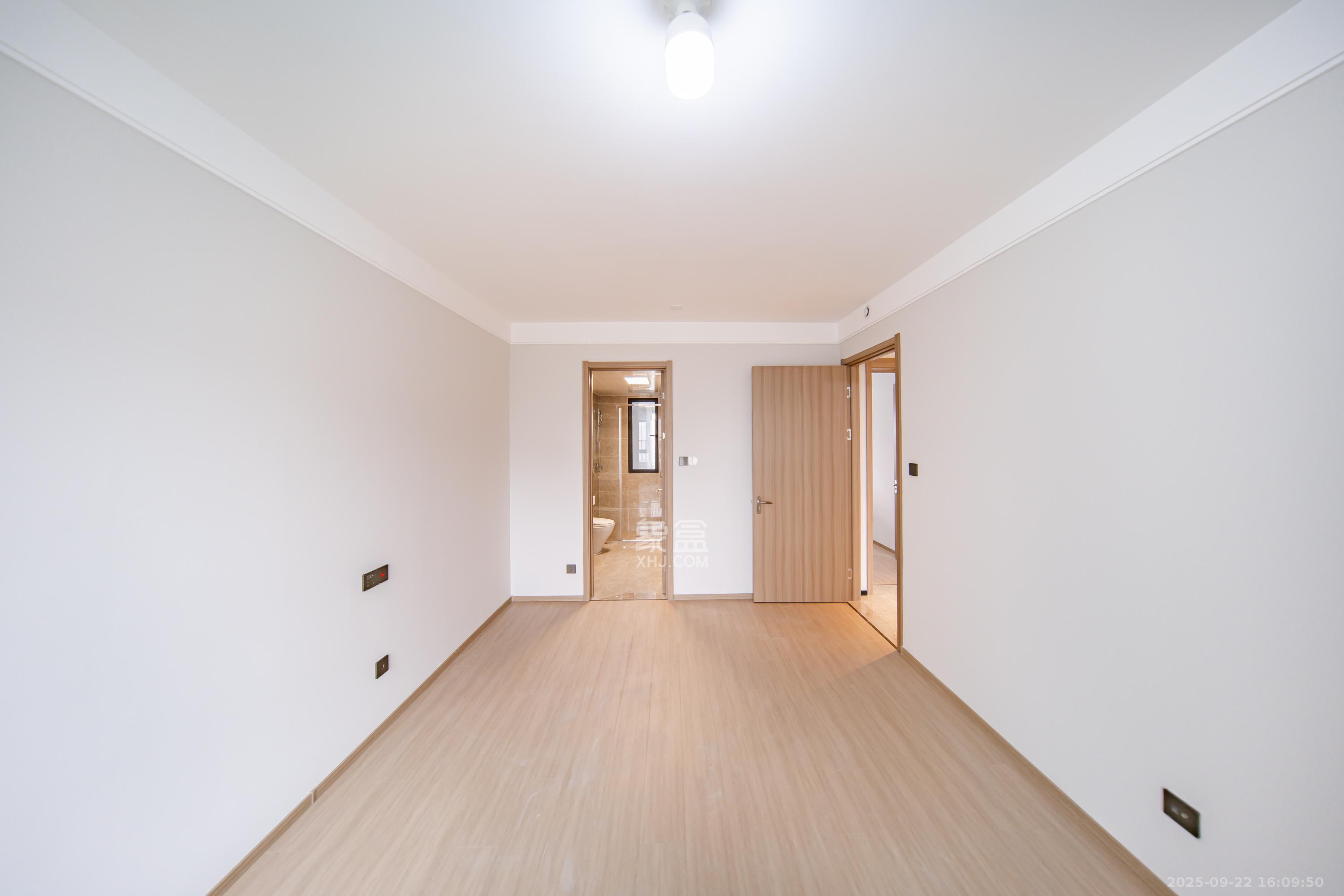 华润凯旋门二期 3室2厅2卫 160.0万 华润凯旋门二期 3室2厅2卫 160.0万卧室