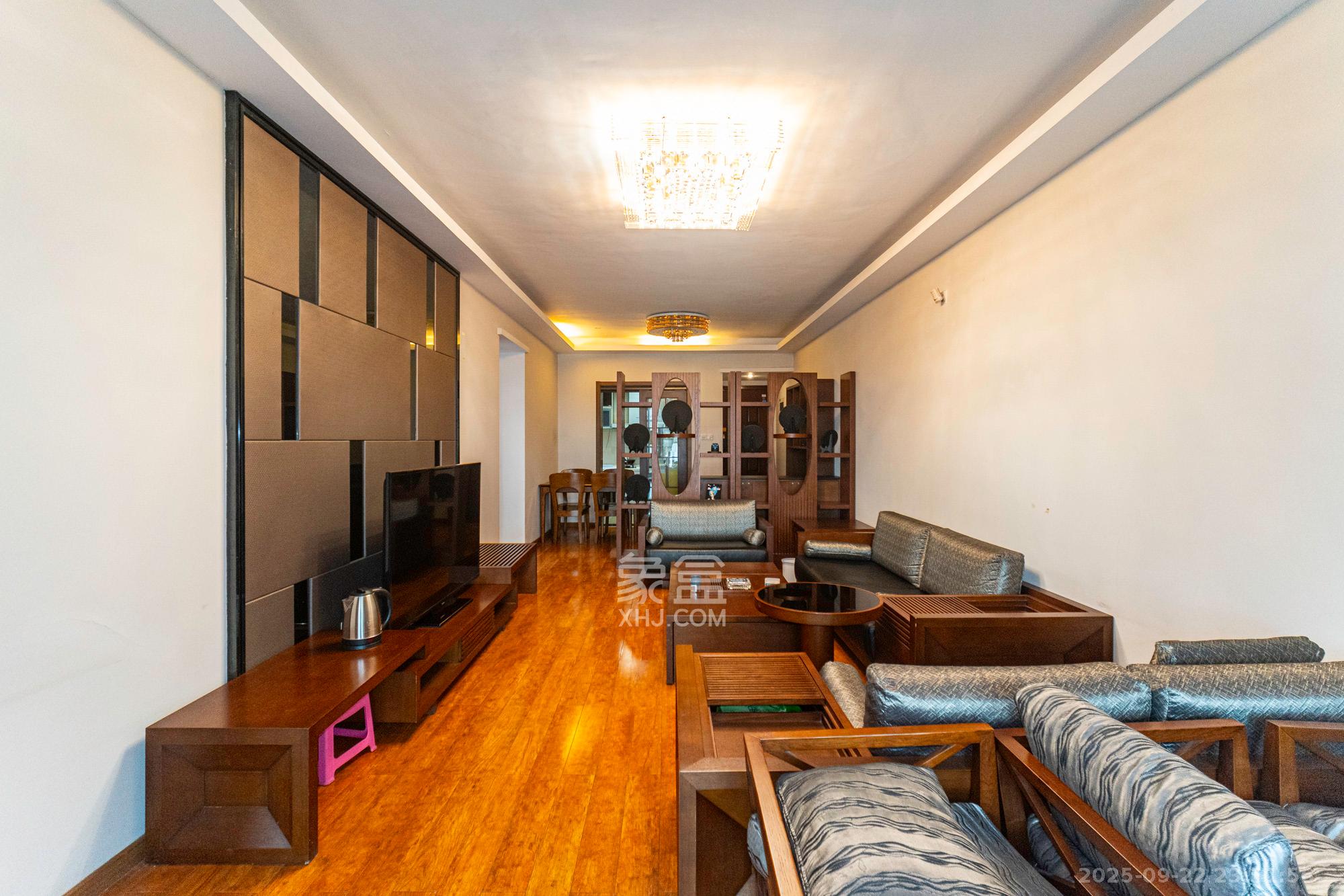 藏珑湖上国际花园  3室2厅2卫   138.00万客厅