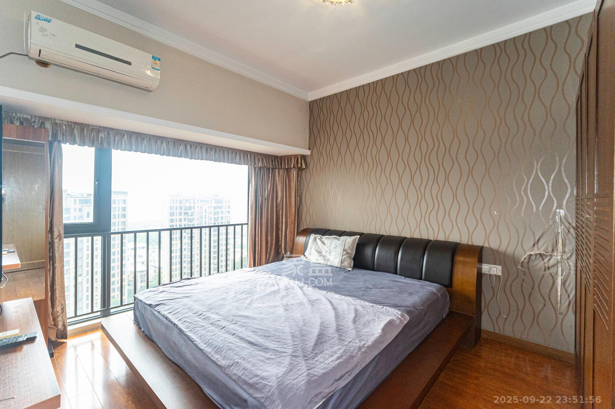 藏珑湖上国际花园  3室2厅2卫   138.00万卧室