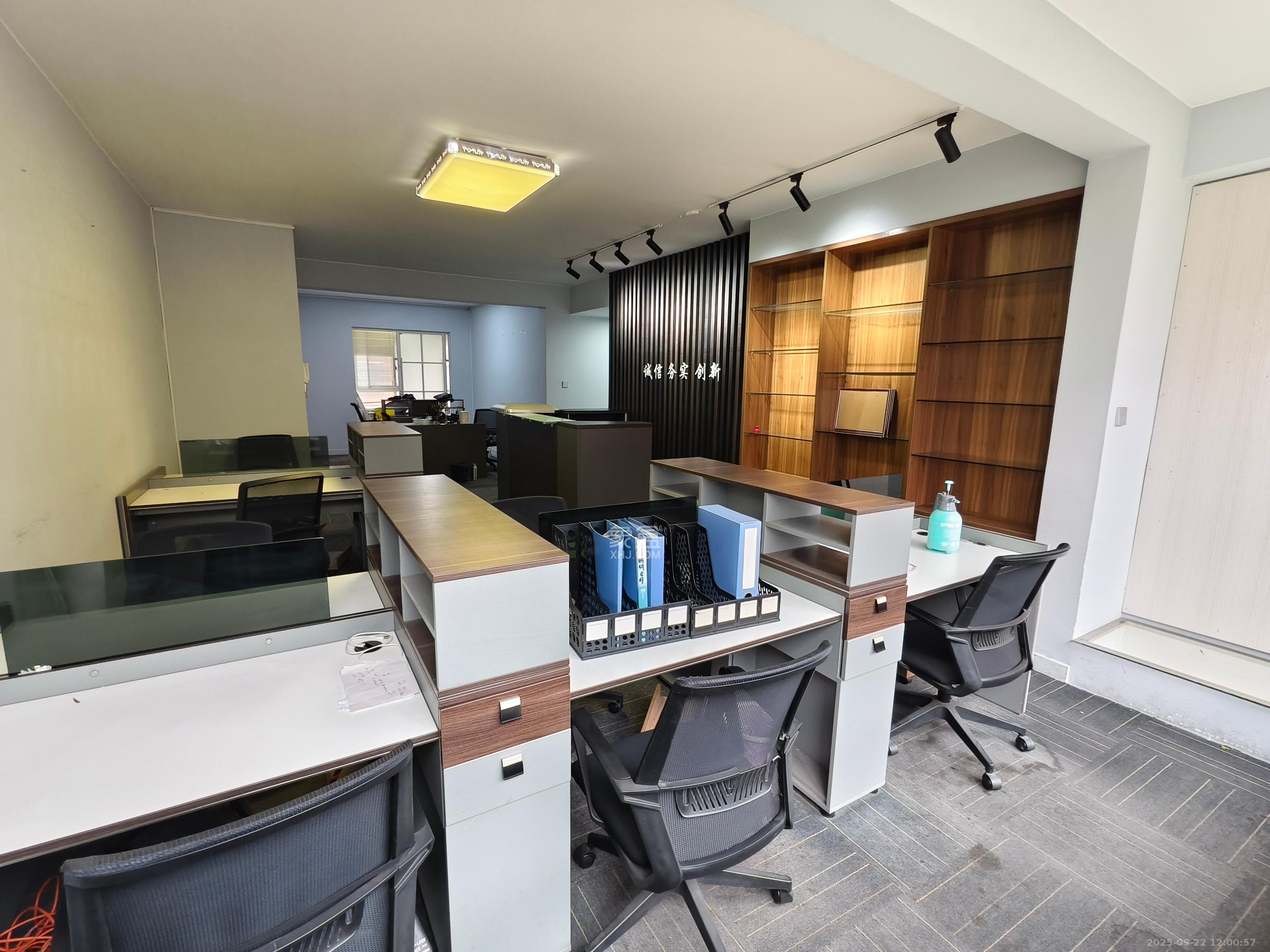 湘林家园(湘林小区电梯房) 4室2厅2卫 4200.0元/月 湘林家园(湘林小区电梯房) 4室2厅2卫 4200.0元/月室内图