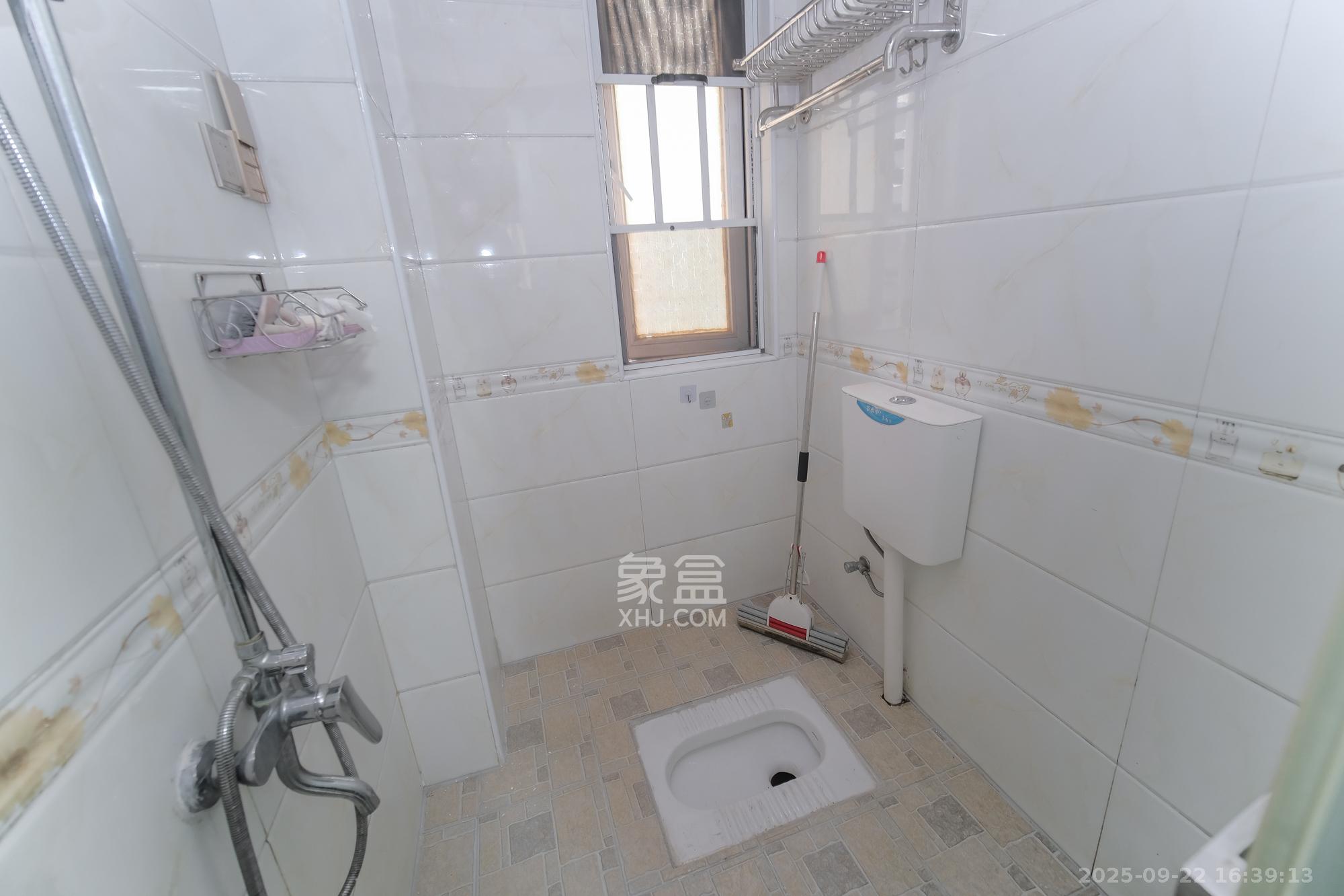 保利香槟国际 3室2厅2卫 76.0万 保利香槟国际 3室2厅2卫 76.0万卫生间