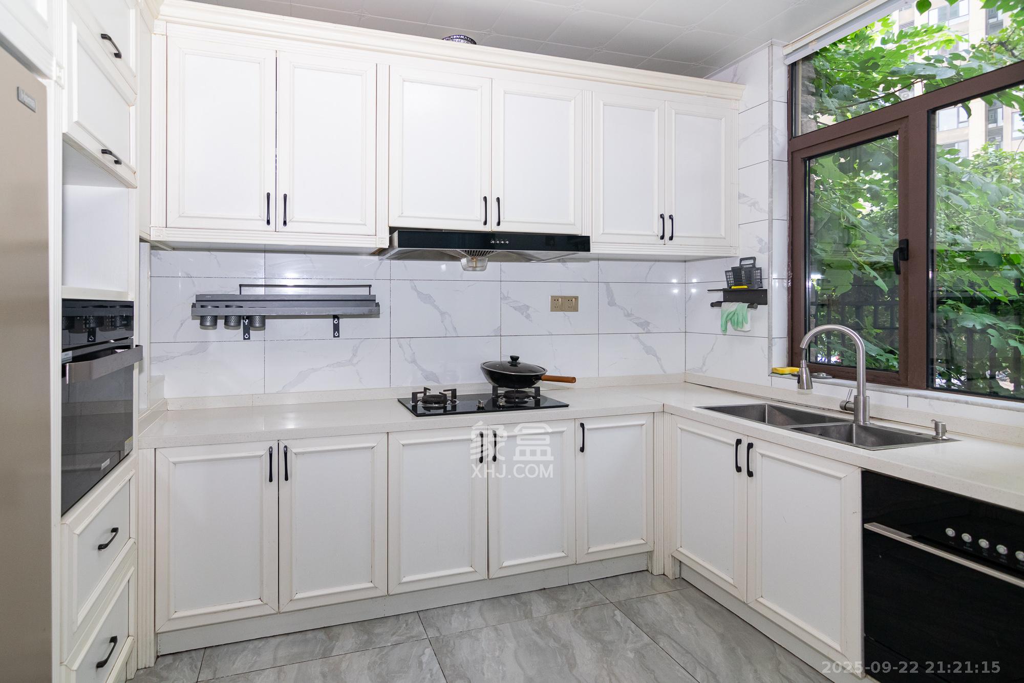 金地三千府(金地湖山樾、金地自在城)  4室2厅2卫    350.0万 金地三千府(金地湖山樾、金地自在城)  4室2厅2卫    350.0万厨房