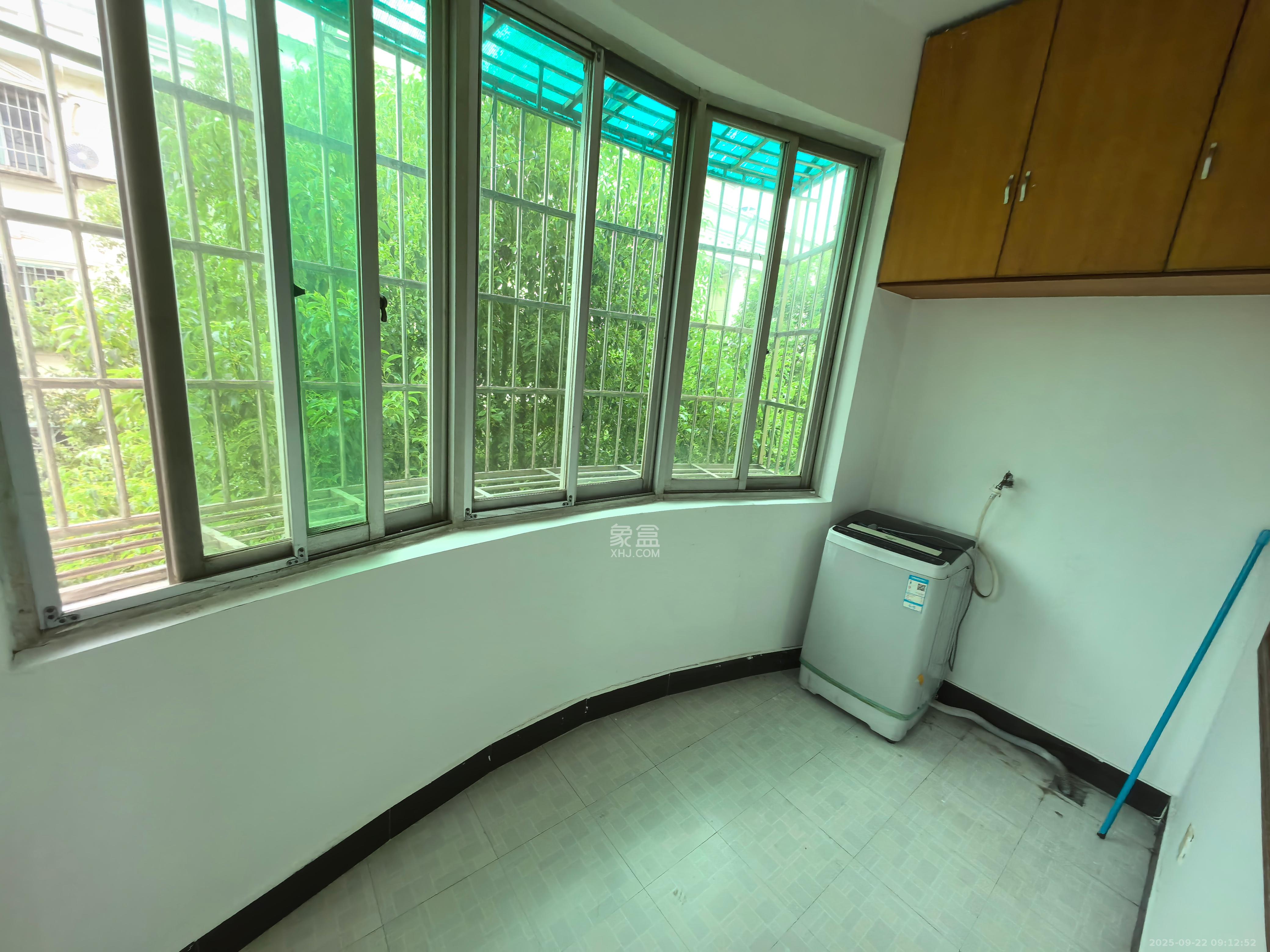 中南汽车世界 3室2厅1卫 1300.0元/月 中南汽车世界 3室2厅1卫 1300.0元/月室内图