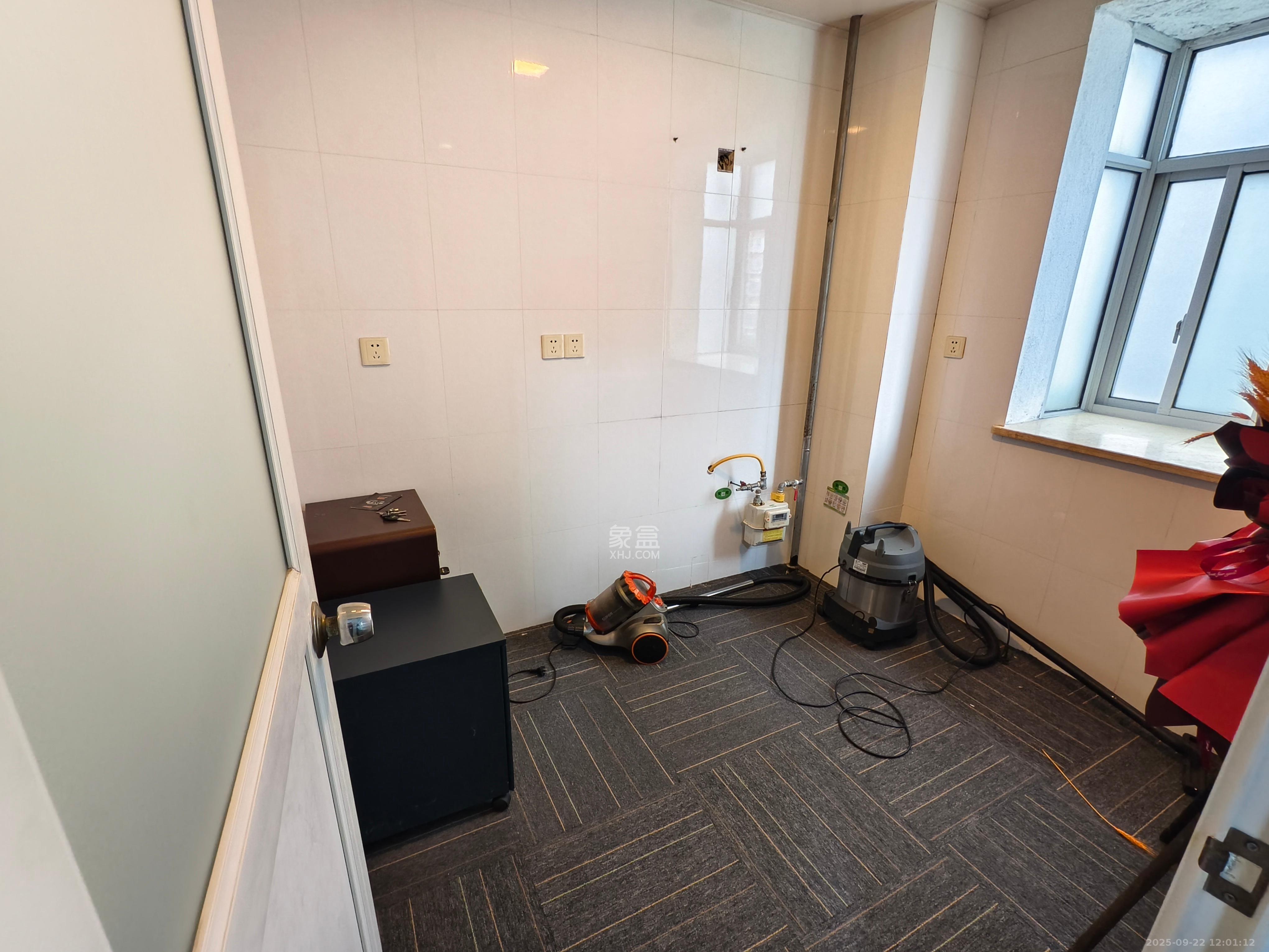 湘林家园(湘林小区电梯房) 4室2厅2卫 4200.0元/月 湘林家园(湘林小区电梯房) 4室2厅2卫 4200.0元/月室内图