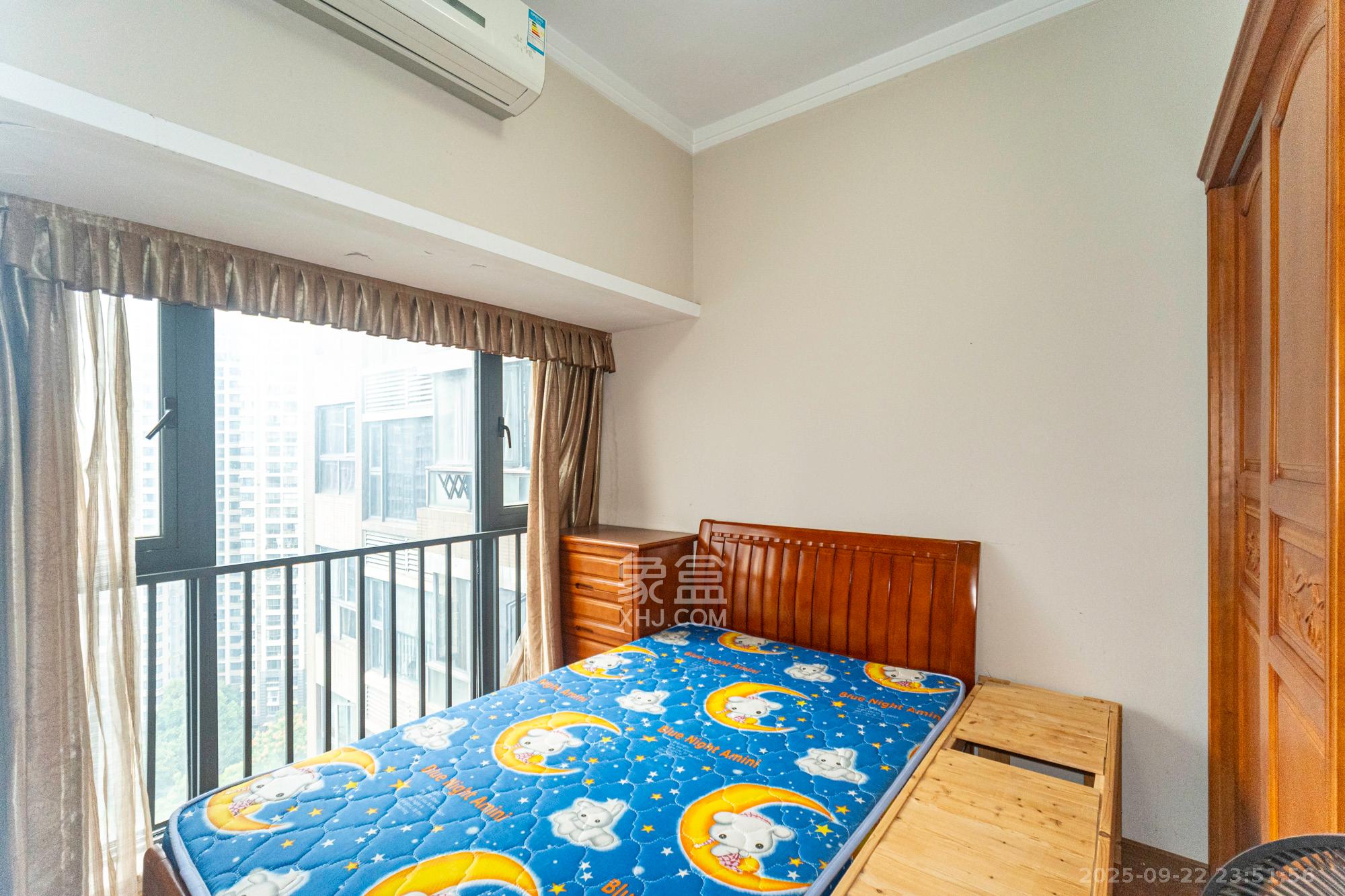 藏珑湖上国际花园  3室2厅2卫   138.00万卧室