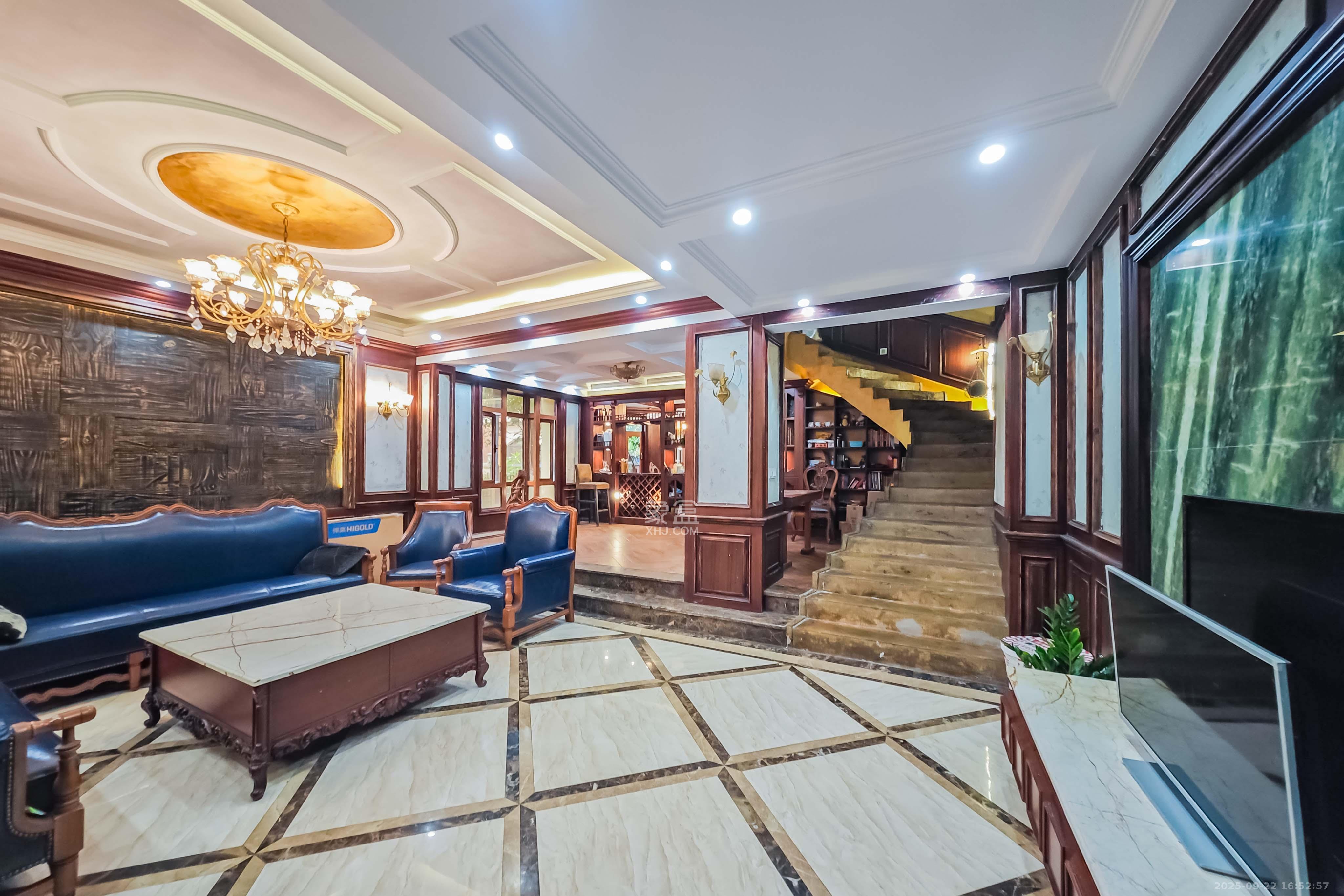 吉联小区(红墅湾) 6室2厅6卫 680.0万 吉联小区(红墅湾) 6室2厅6卫 680.0万客厅