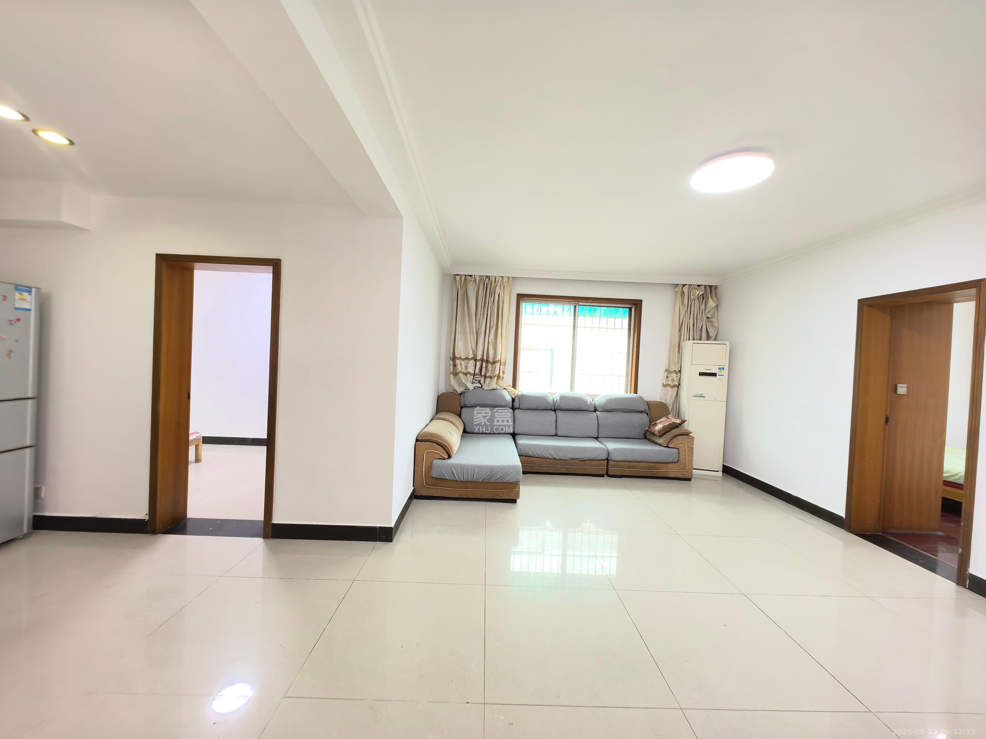 中南汽车世界  3室2厅1卫    1300.0元/月室内图