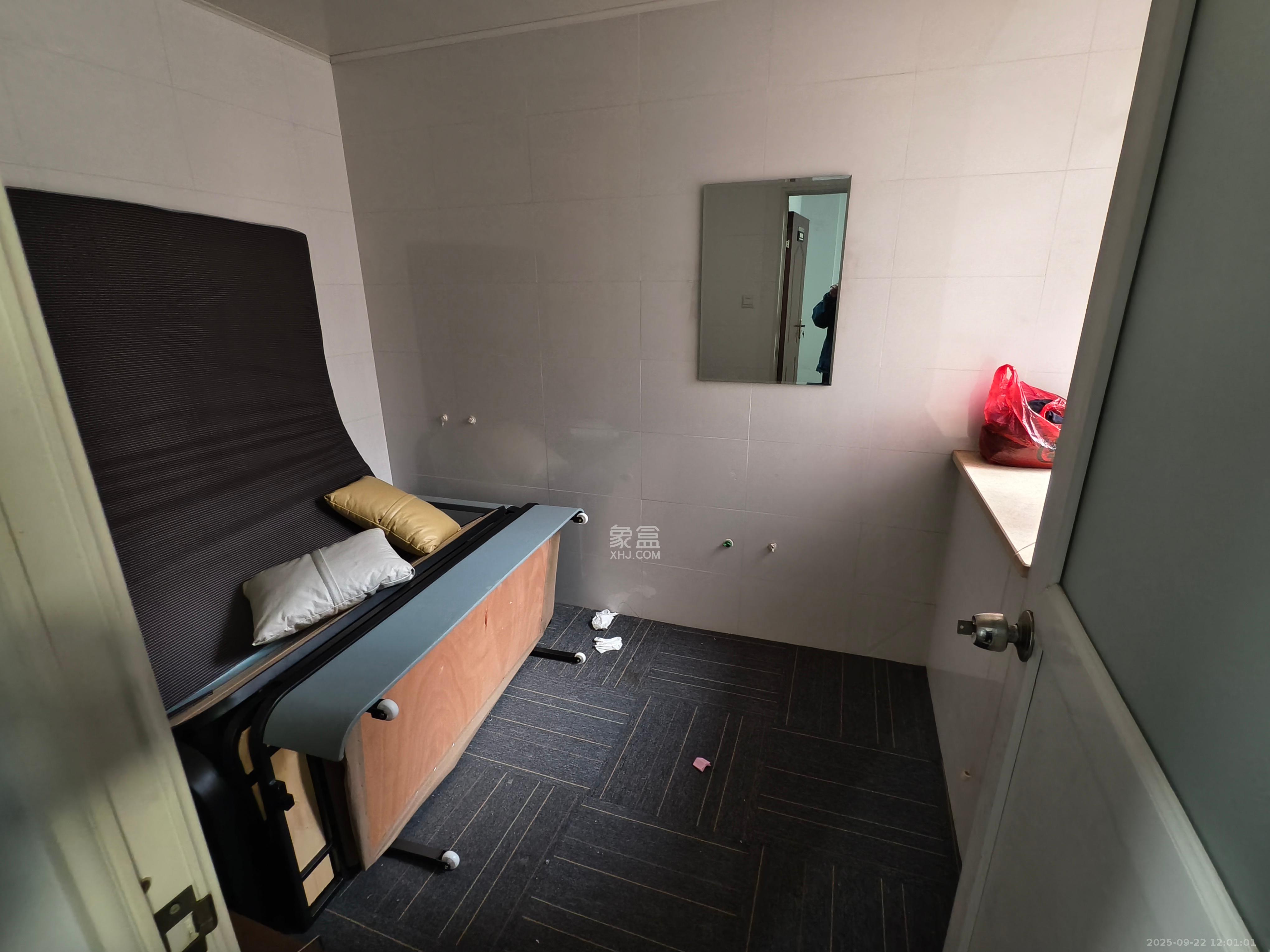 湘林家园(湘林小区电梯房) 4室2厅2卫 4200.0元/月 湘林家园(湘林小区电梯房) 4室2厅2卫 4200.0元/月室内图