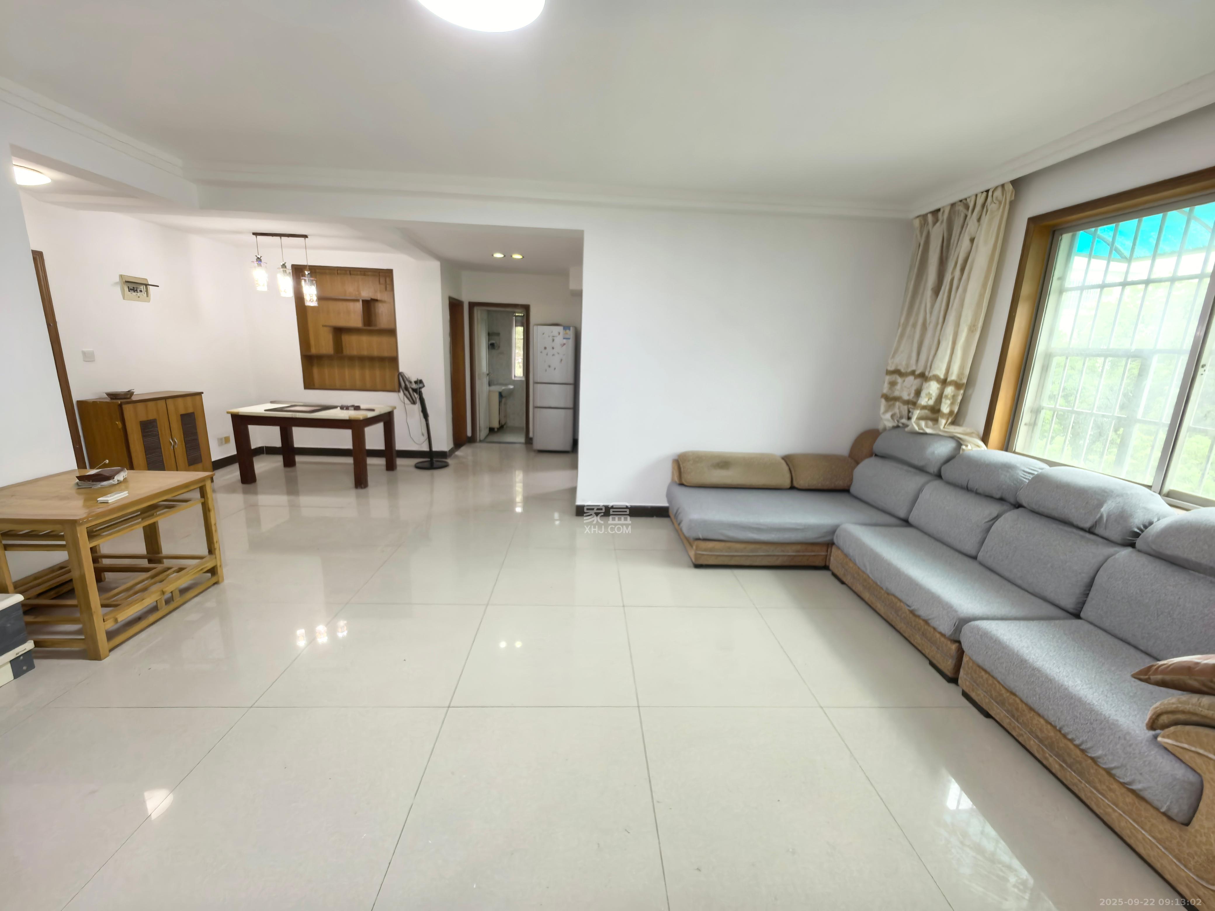 中南汽车世界  3室2厅1卫    1300.0元/月室内图