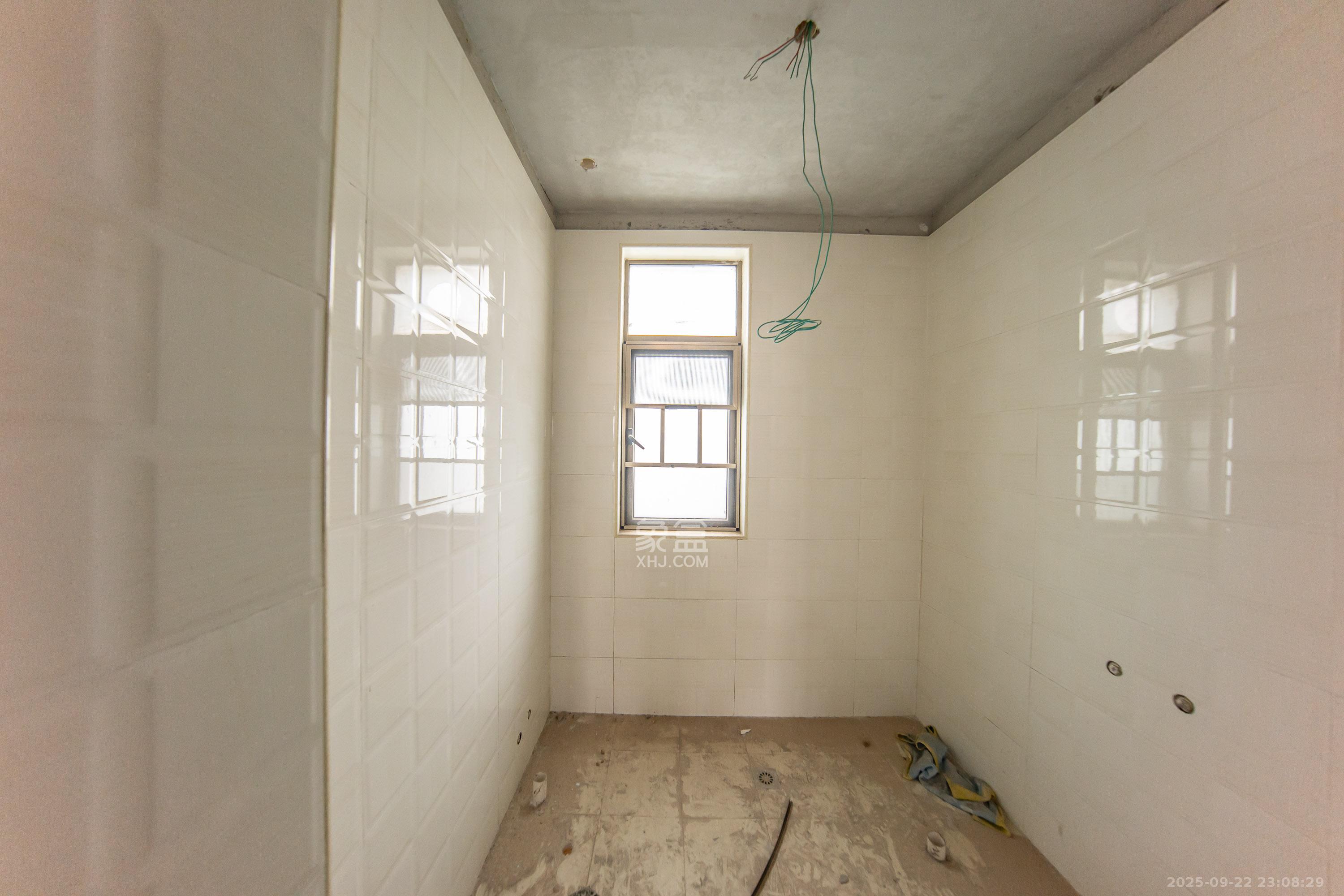 米兰春天  4室2厅2卫    69.8万卫生间