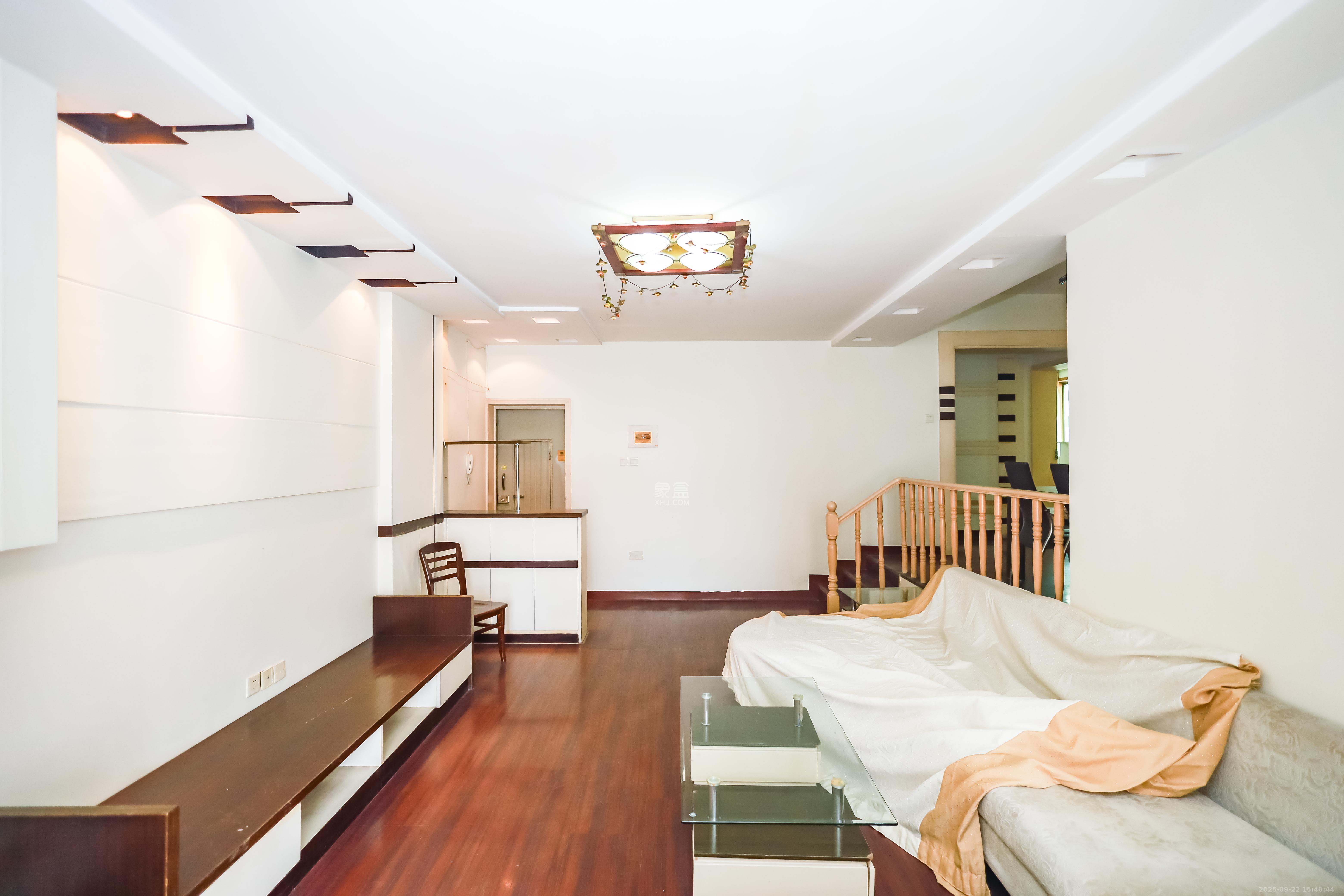 咸嘉新村嘉明苑  3室2厅2卫    98.0万客厅