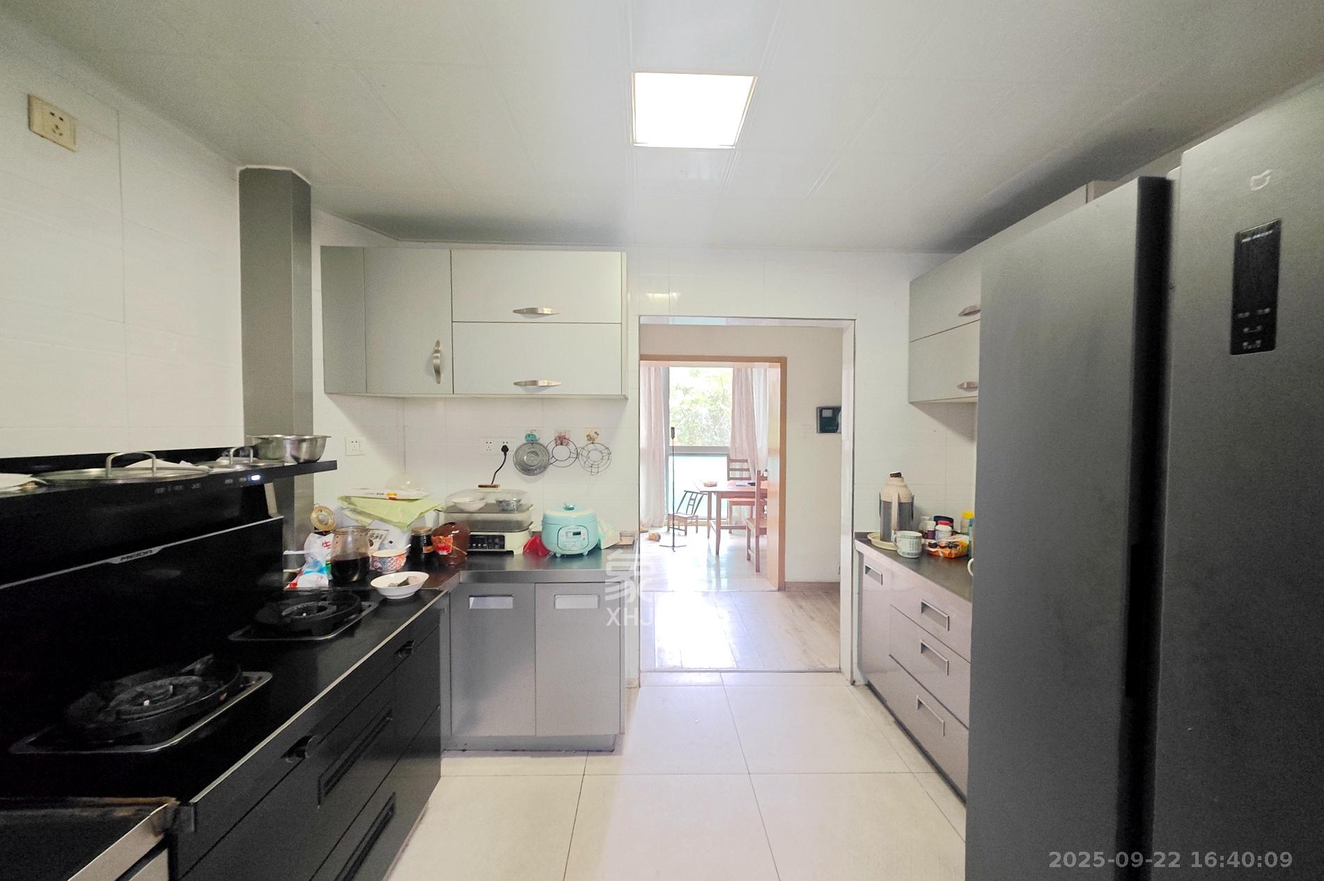 新城新世界一二三期 4室2厅2卫 135.0万 新城新世界一二三期 4室2厅2卫 135.0万厨房