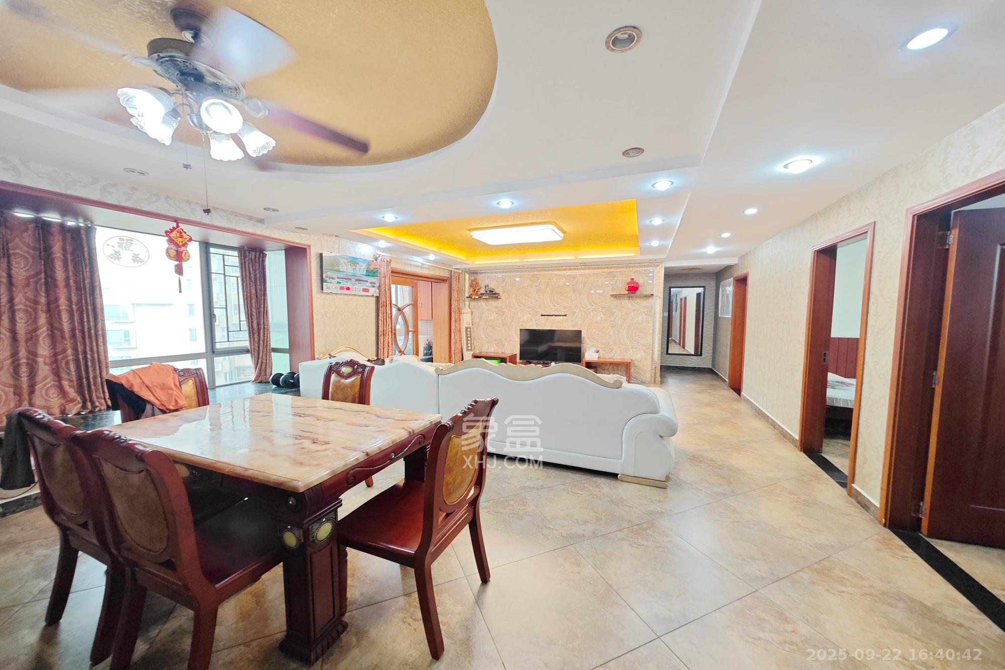 新城新世界一二三期  4室2厅2卫    150.0万客厅