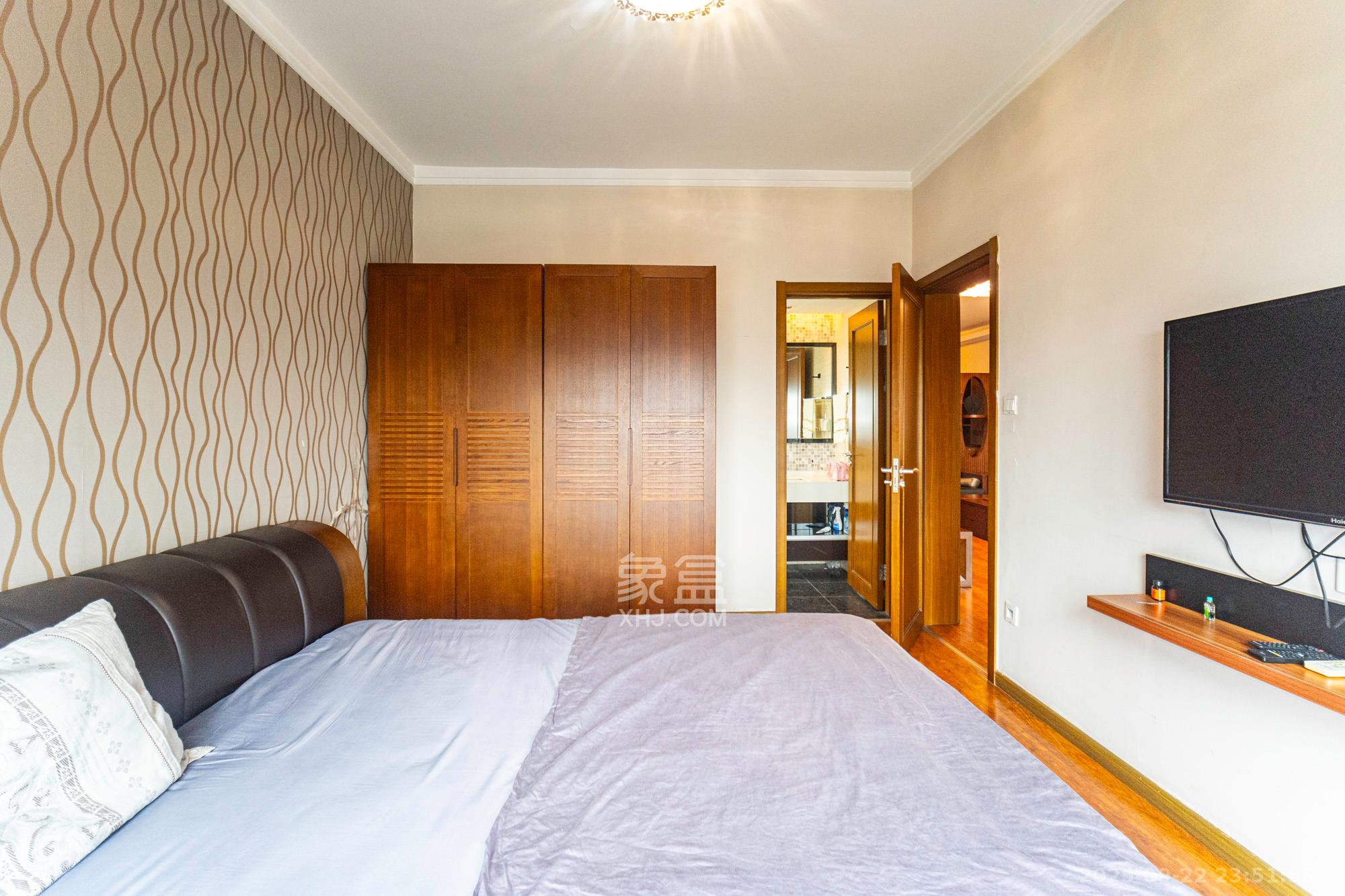 藏珑湖上国际花园  3室2厅2卫   138.00万卧室